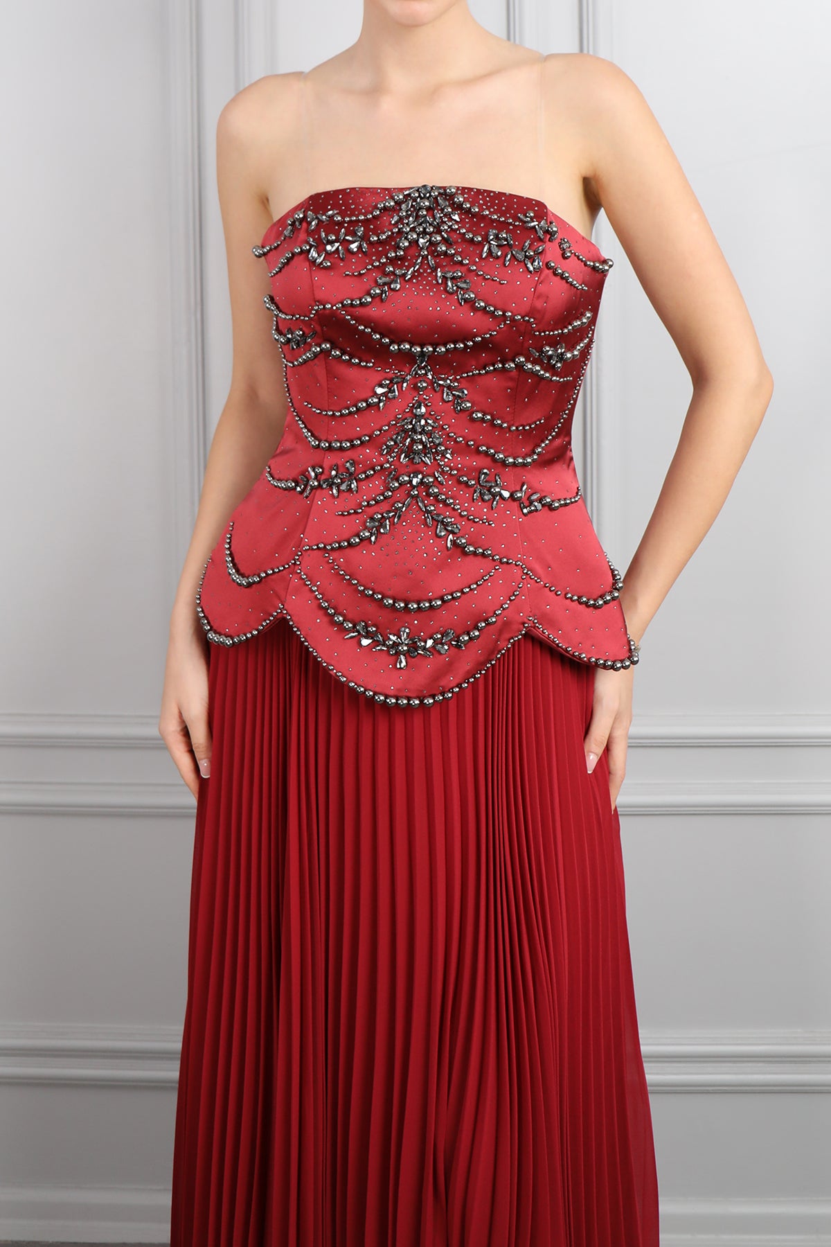 فستان سهرة سترابلس مطرز بالخرز واللؤلؤ بتنورة تكسيرات -عودي