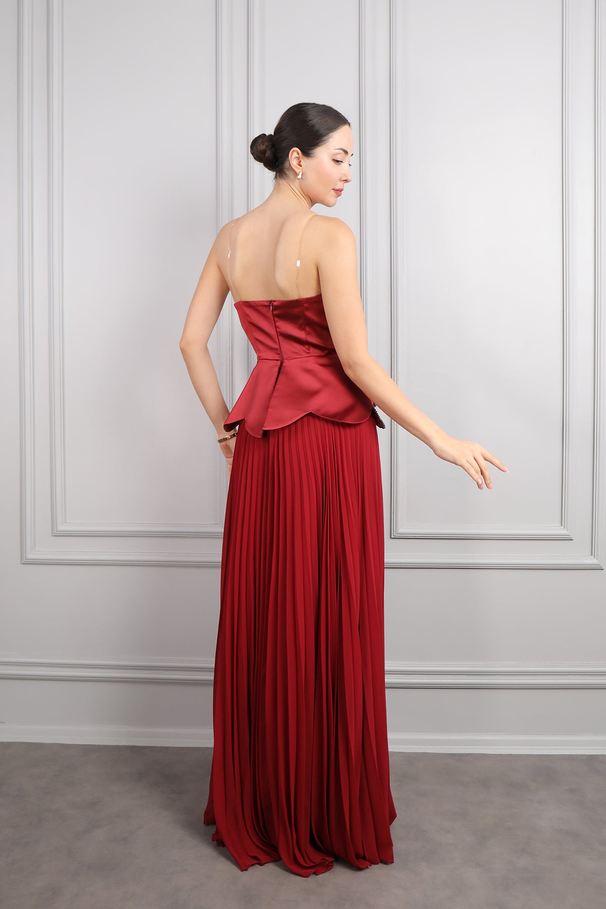 فستان سهرة سترابلس مطرز بالخرز واللؤلؤ بتنورة تكسيرات -عودي