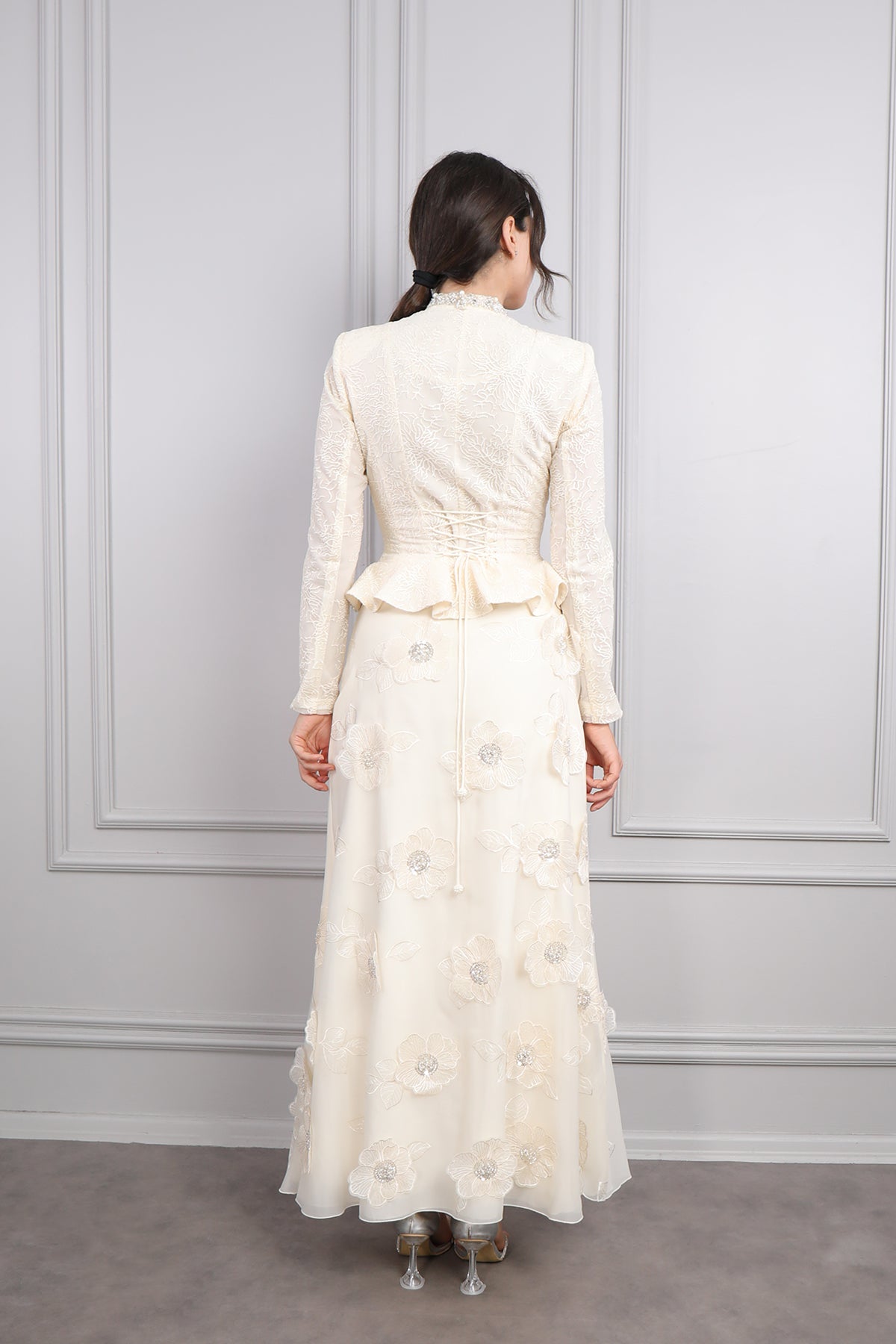 طقم تنورة مزينة بالورود وجاكيت مرصع بالكريستالات -بيج