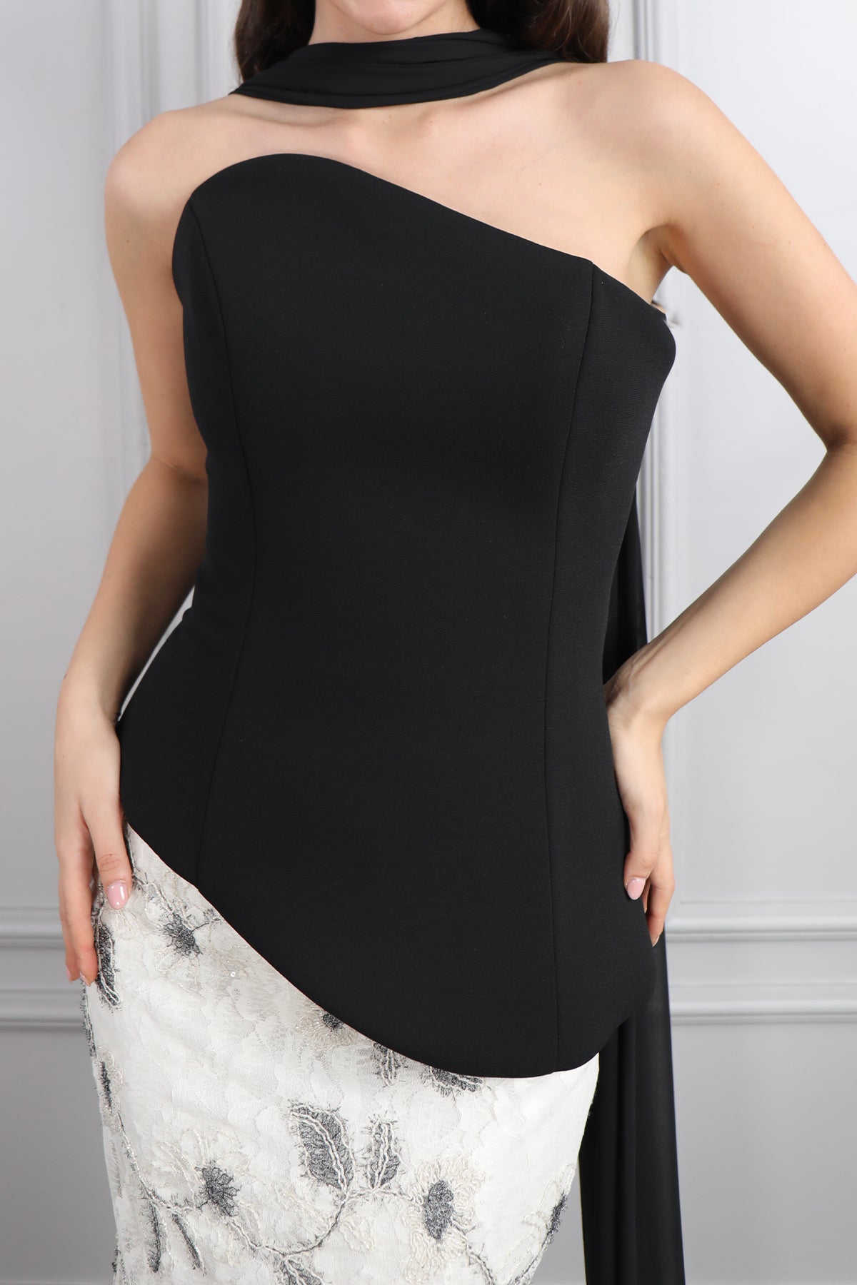 طقم تنورة بتفاصيل دانتيل وتوب سترابلس بوشاح - اسود وسكري