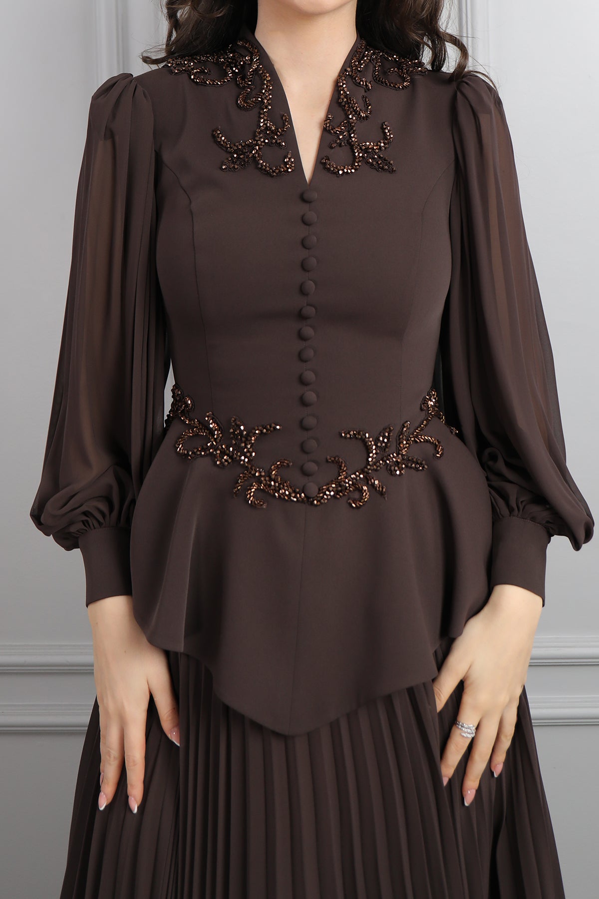 طقم تنورة بتكسيرات وتوب مزين بازرار وتطريزات خرزية -بني