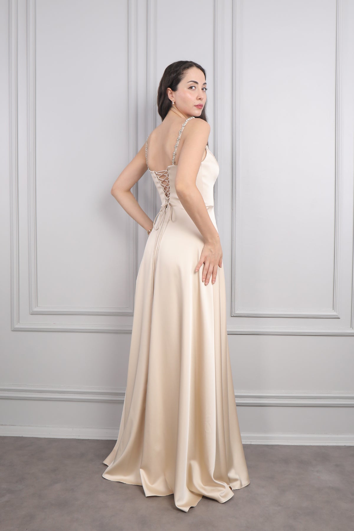 فستان سهرة بحمالات رفيعة بفتحة طويلة كزينة بالكريستالات -بيج