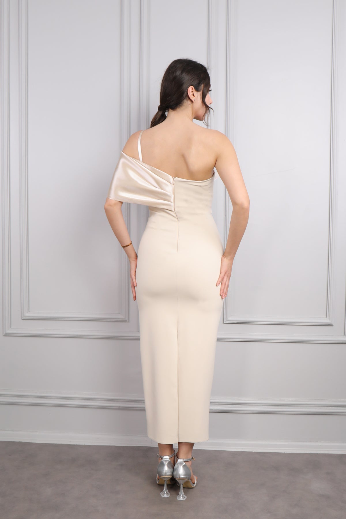 فستان سهرة سترابلس بتفاصيل فيونكة عالكتف الواحد -بيج