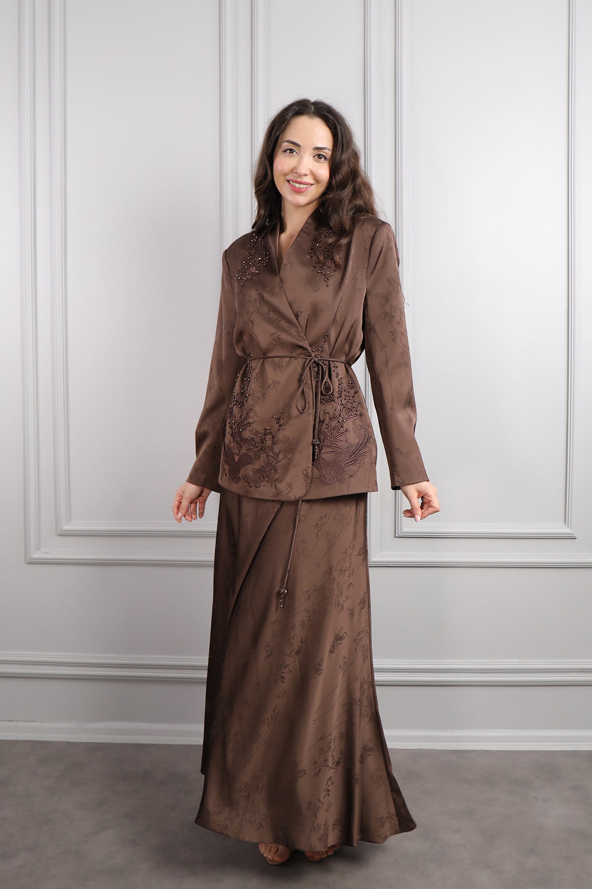 طقم تنورة ساتان وجاكيت بتطريزات خرزية وحزام عالخصر مقاس كبير -بني
