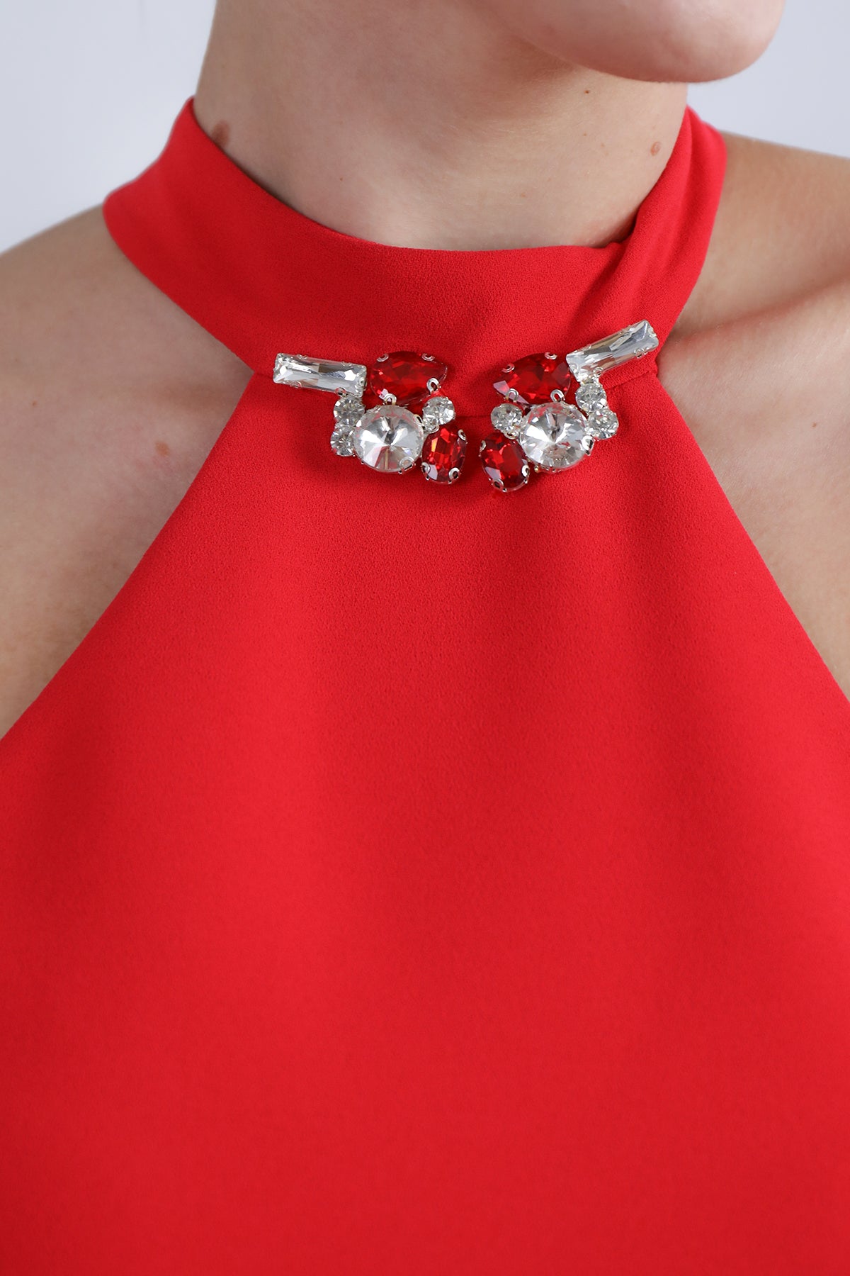 فستان سهرة بحمالة عنق مزين بتطريز حجري مع تفاصيل زهور في الجهة الخلفية مقاس كبير -احمر