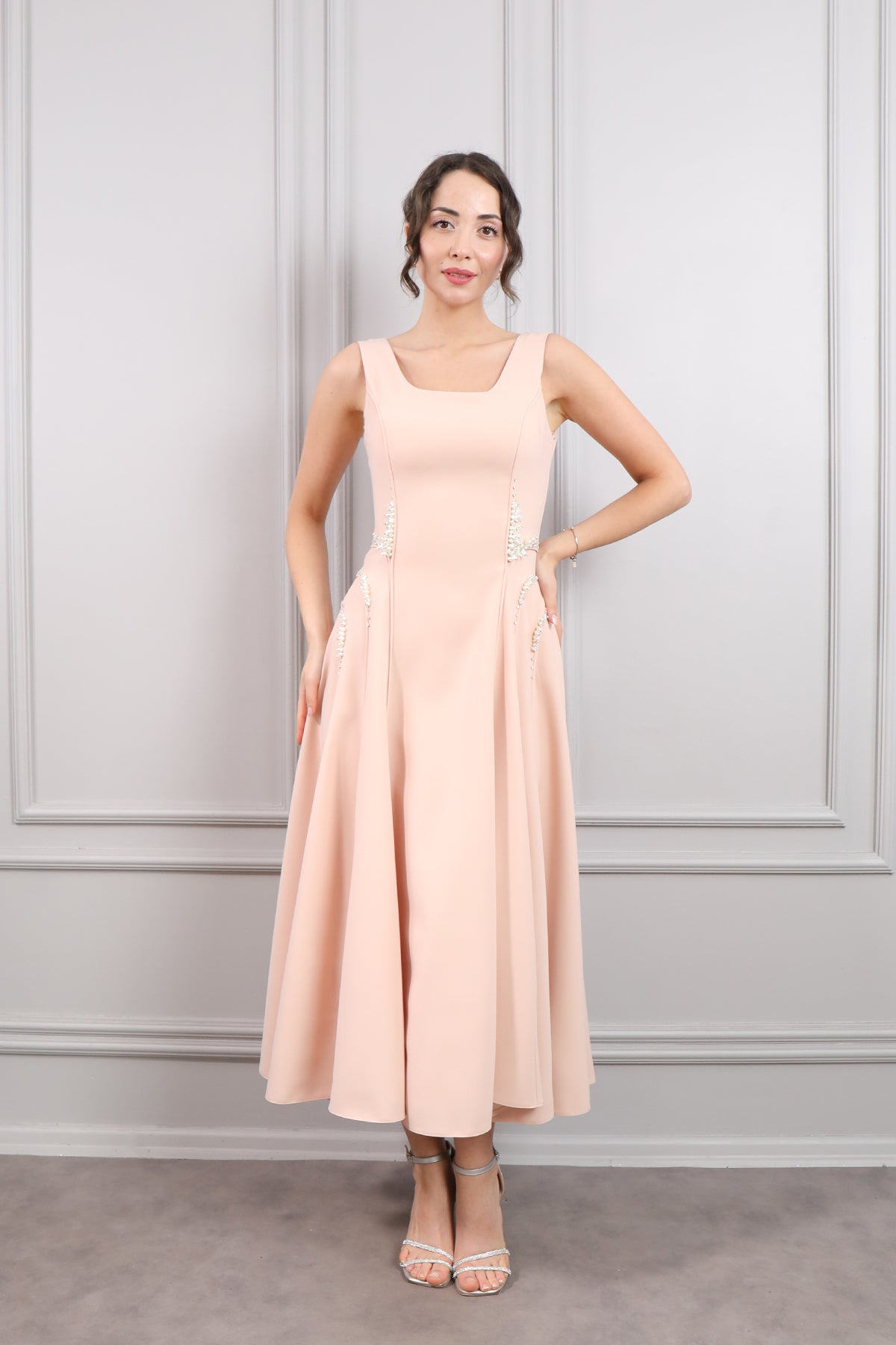 فستان سهرة ميدي بياقة مربعة وتطريزات لؤلؤ -بمبي