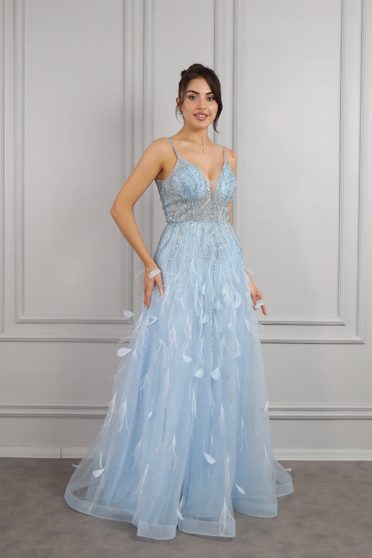 فستان سهرة بحمالات رفيعة وفتحة كبيرة في الصدر مع تفاصيل ريش من "المجموعة الخاصة" -ازرق ثلجي