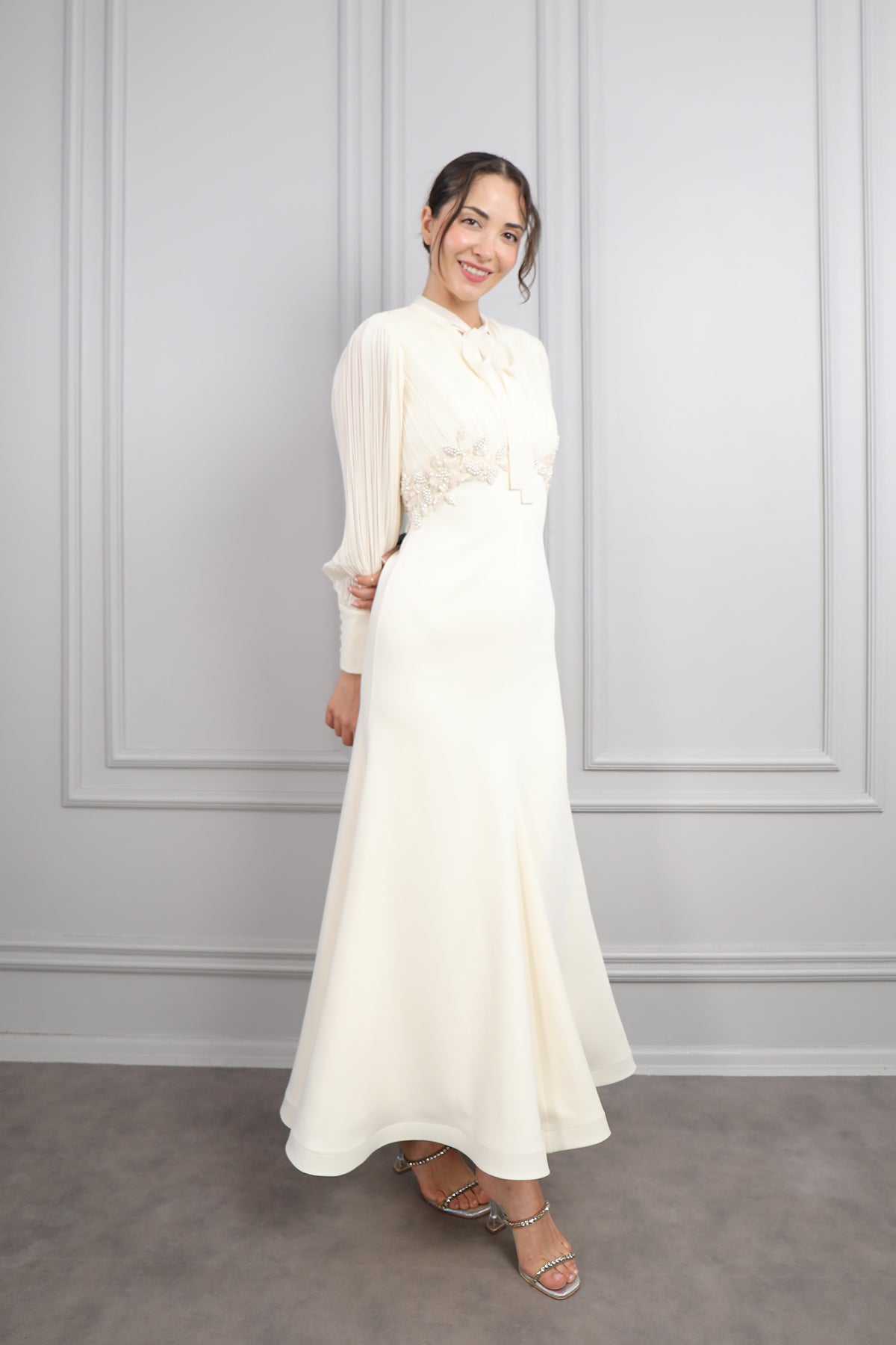 فستان ناعم مزين بالخرز باكمام واسعة بتكسيرات -سكري