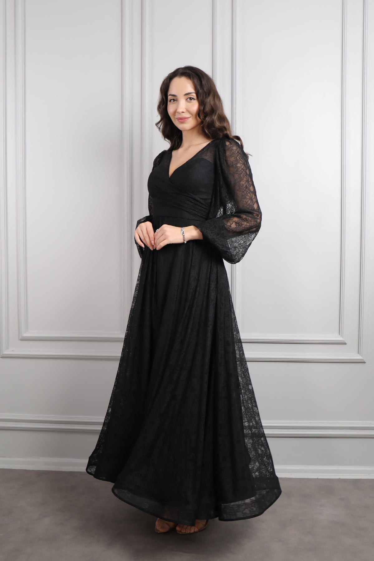 فستان سهرة دانتيل بياقة مثلثة واكمام واسعة مقاس كبير -اسود