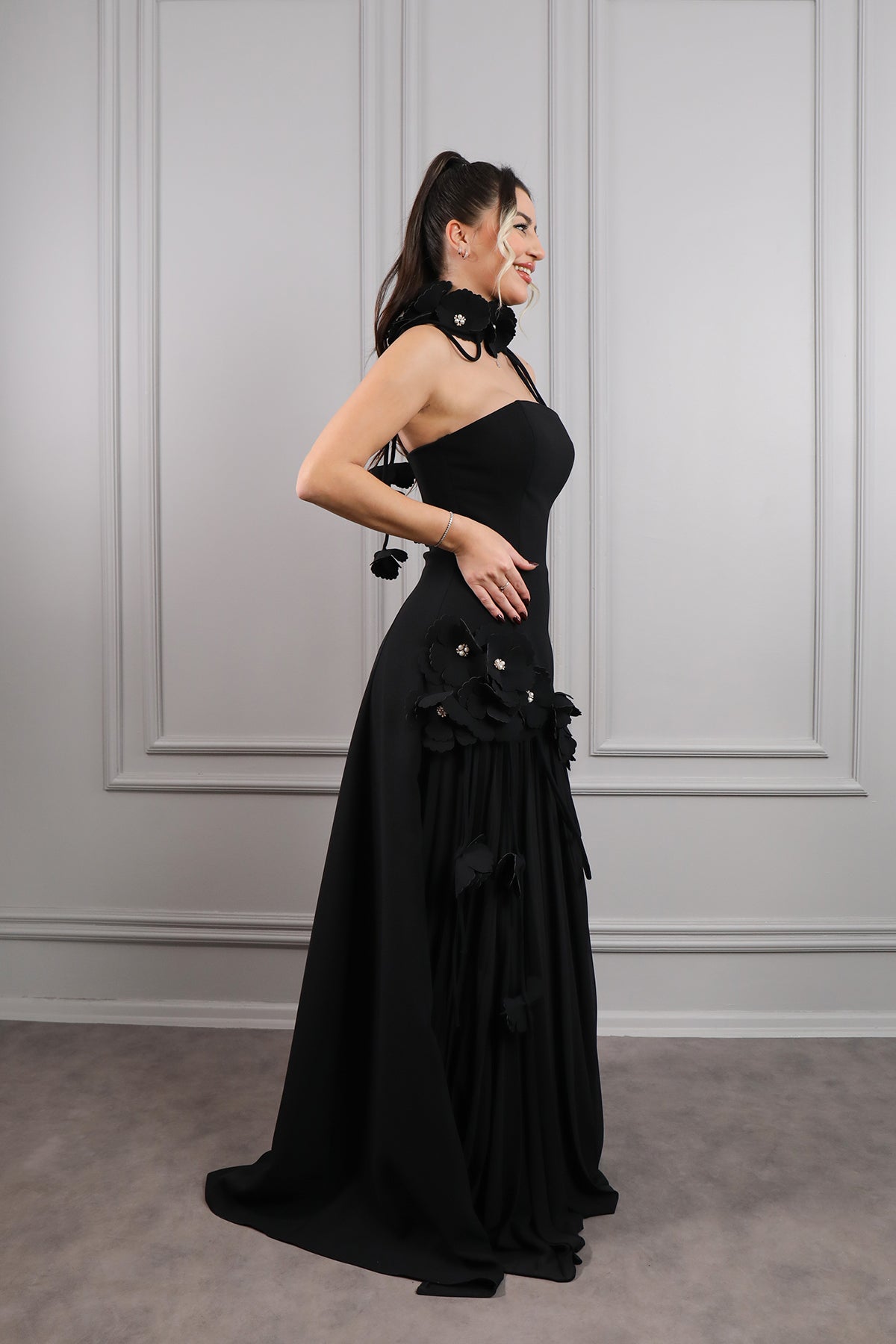 فستان سهرة سترابلس مزين بالورود بتنورة مكسرة -اسود
