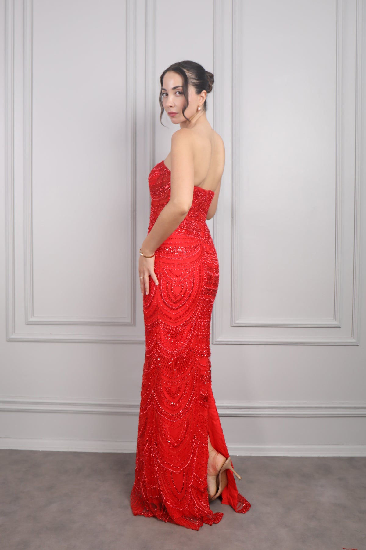 فستان سهرة سترابلس مطرز بالكامل مع عباءة طويلة من" المجموعة الخاصة" -احمر