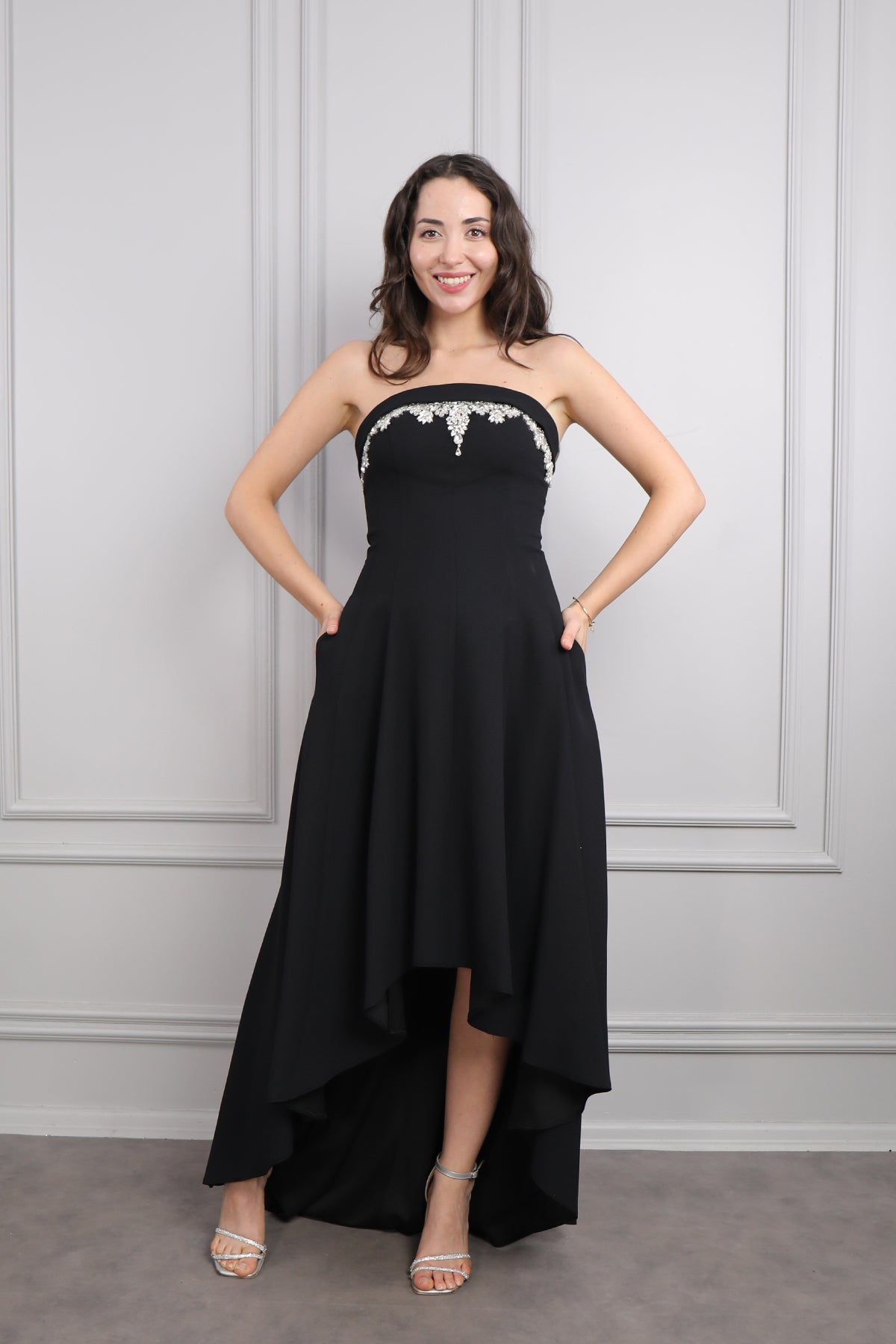 فستان سهرة سترابلس بتطريزات كريستالية -اسود