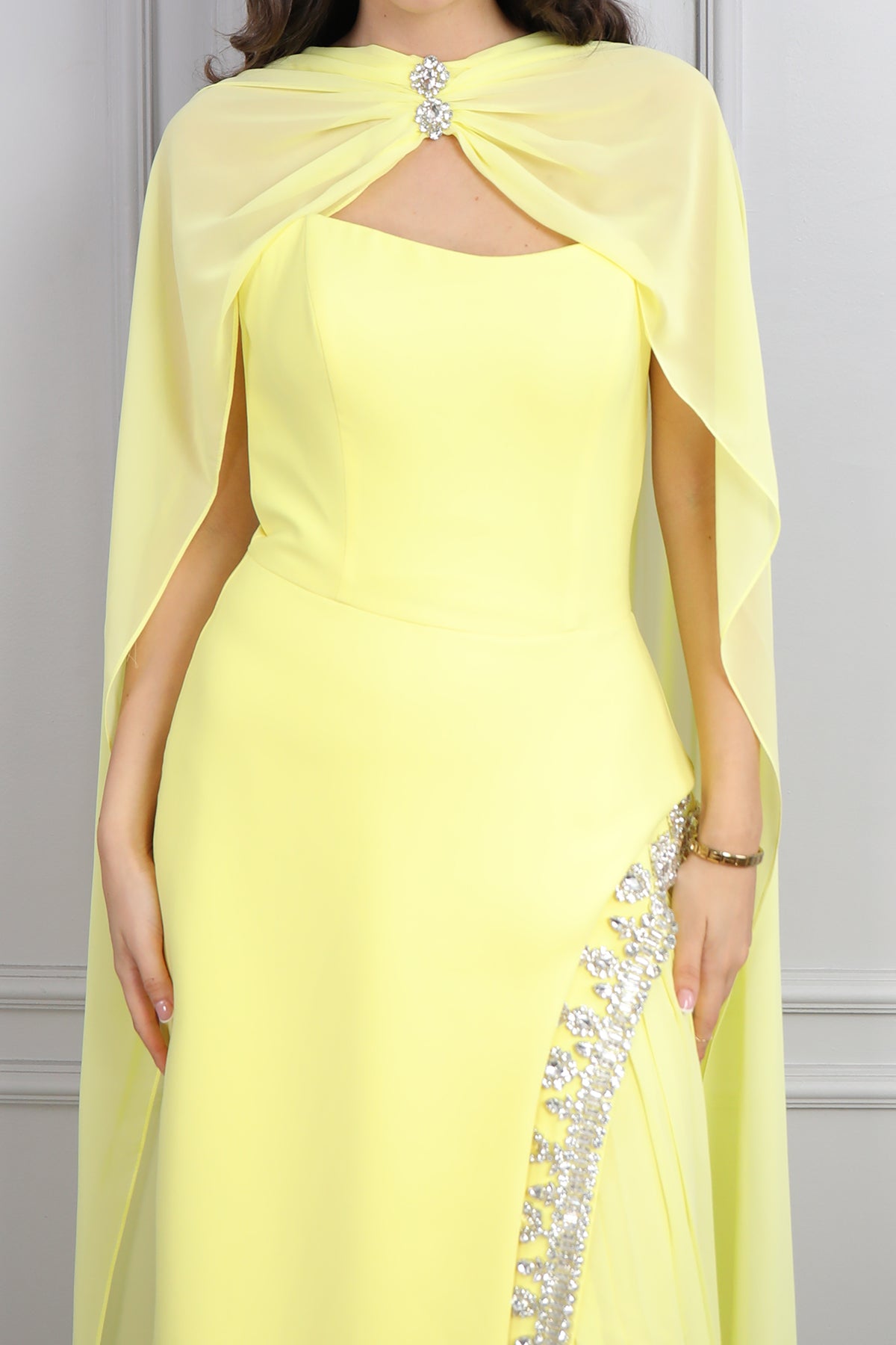فستان سهرة سترابلس بتطريزات كريستالية و وشاح في العنق -اصفر