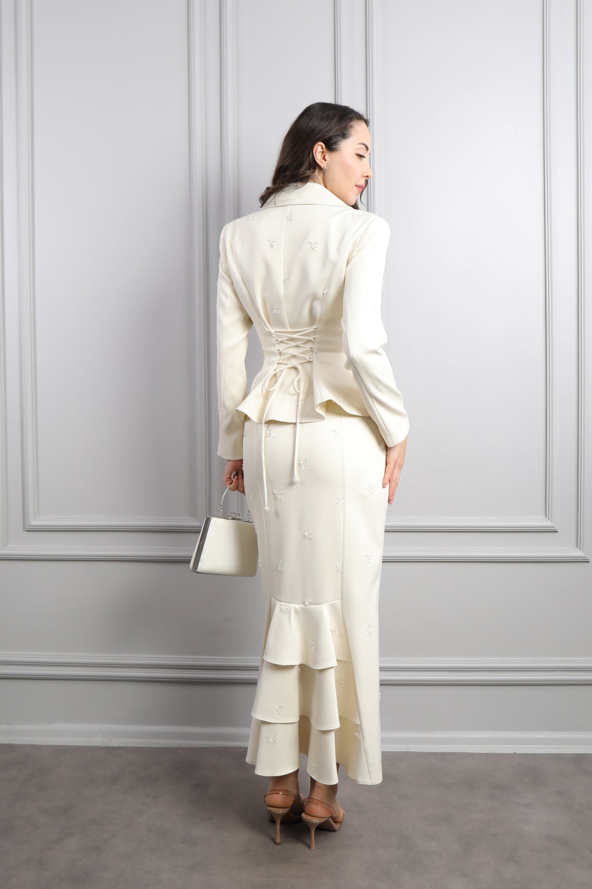 طقم تنورة وجاكيت مطرز بالفصوص مع اكسسوار حقيبة -سكري