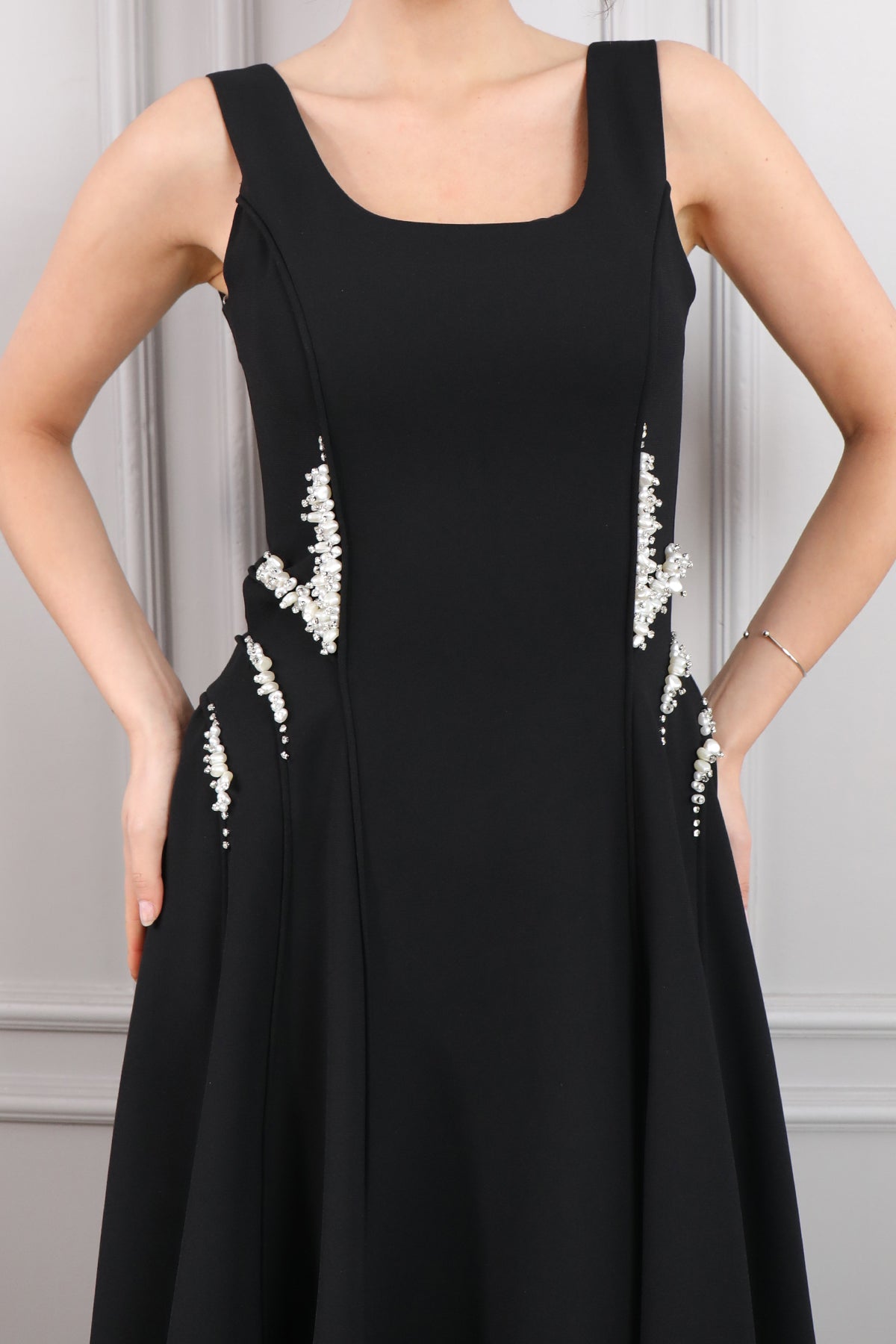 فستان سهرة ميدي بياقة مربعة وتطريزات لؤلؤ -اسود