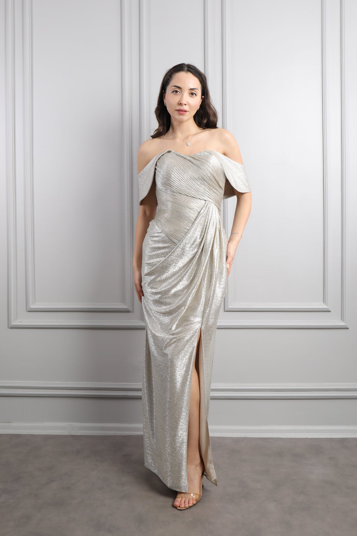 فستان سهرة لامع باكتاف مكشوفة وتفاصيل تجاعيد -فضي