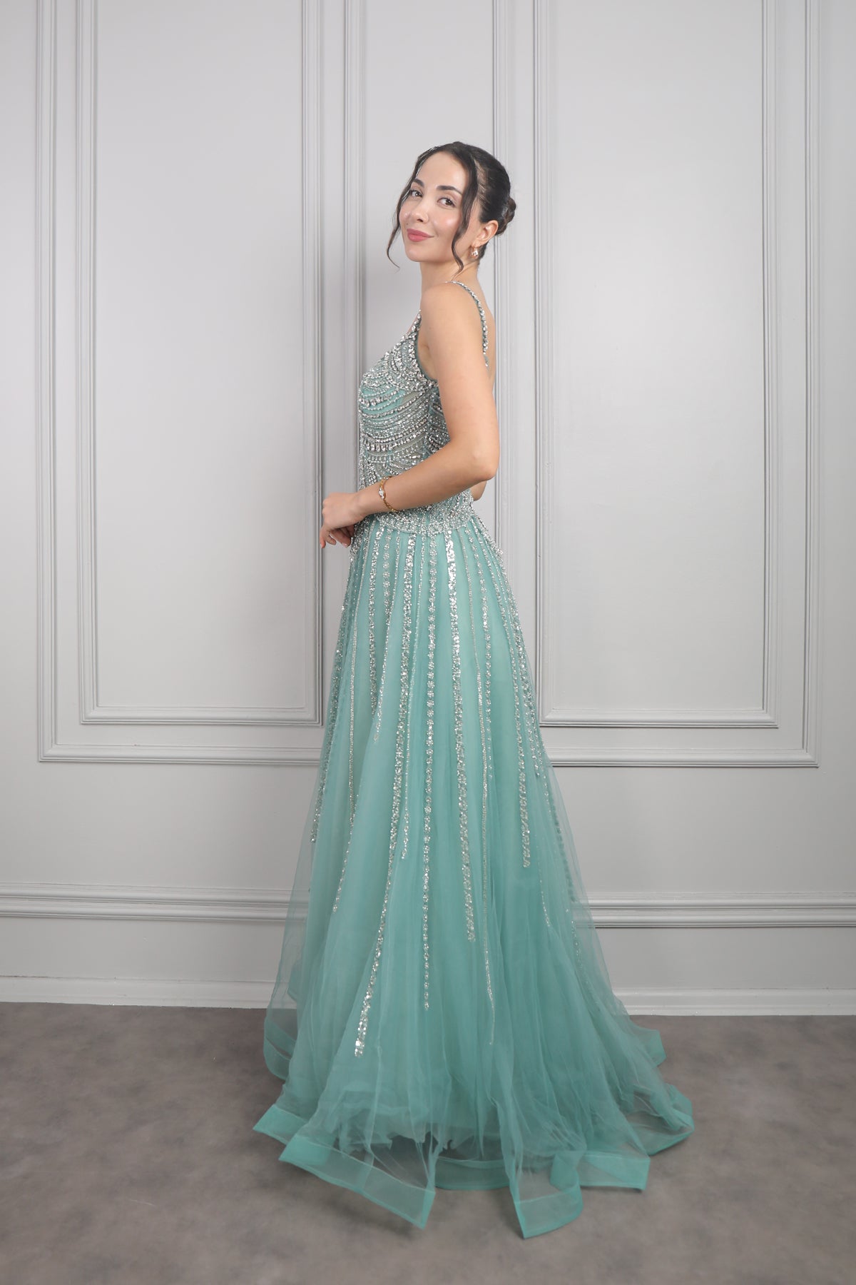 فستان سهرة بحمالات رفيعة وتطريزات كريستالية من "المجموعة الخاصة" -اخضر