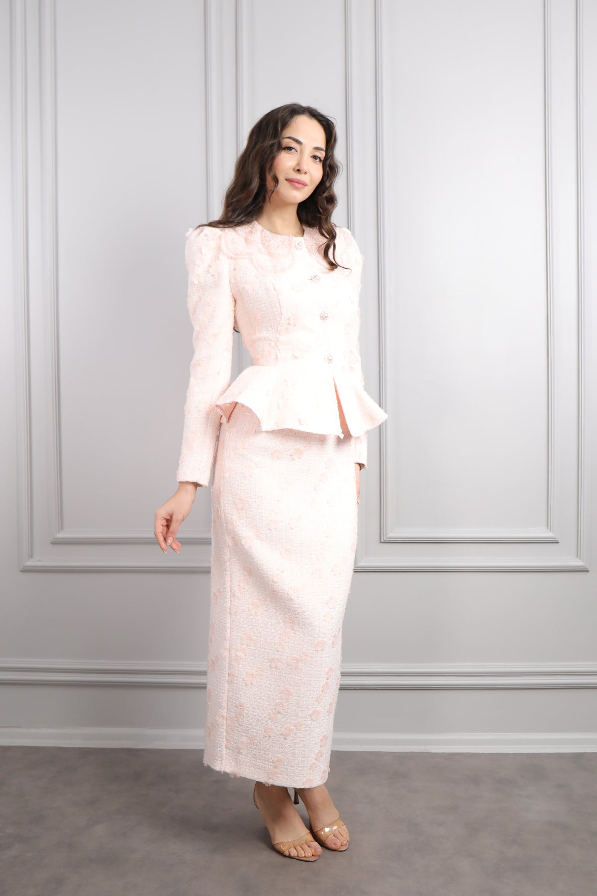 طقم تنورة وجاكيت بتطريزات ورود -بمبي