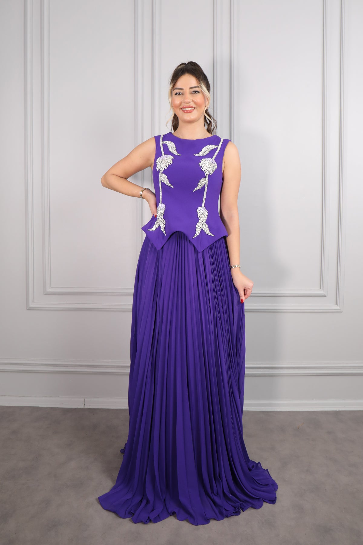 فستان سهرة بياقة واسعة مزين بالكريستالات بتنورة مكسرة -موفي