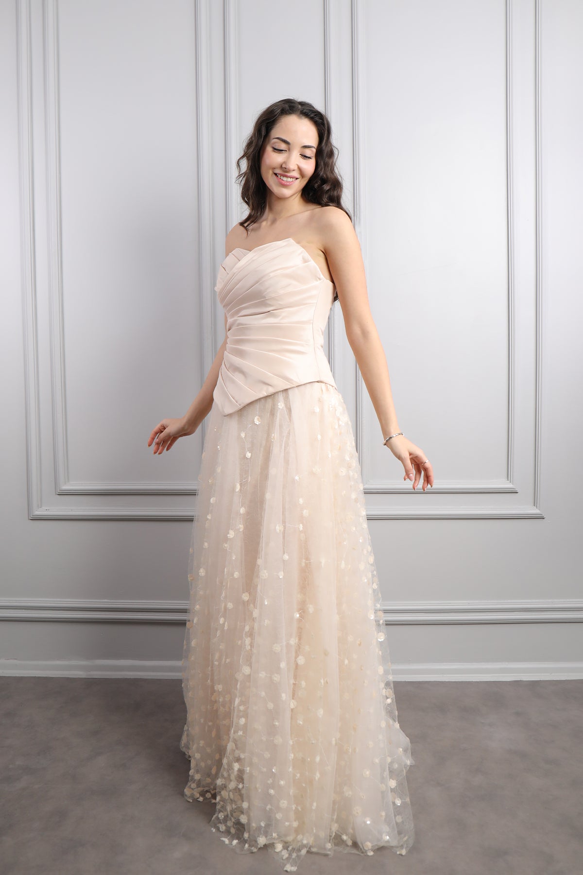 فستان سهرة سترابلس بتنورة تول وشال طويل -بيج