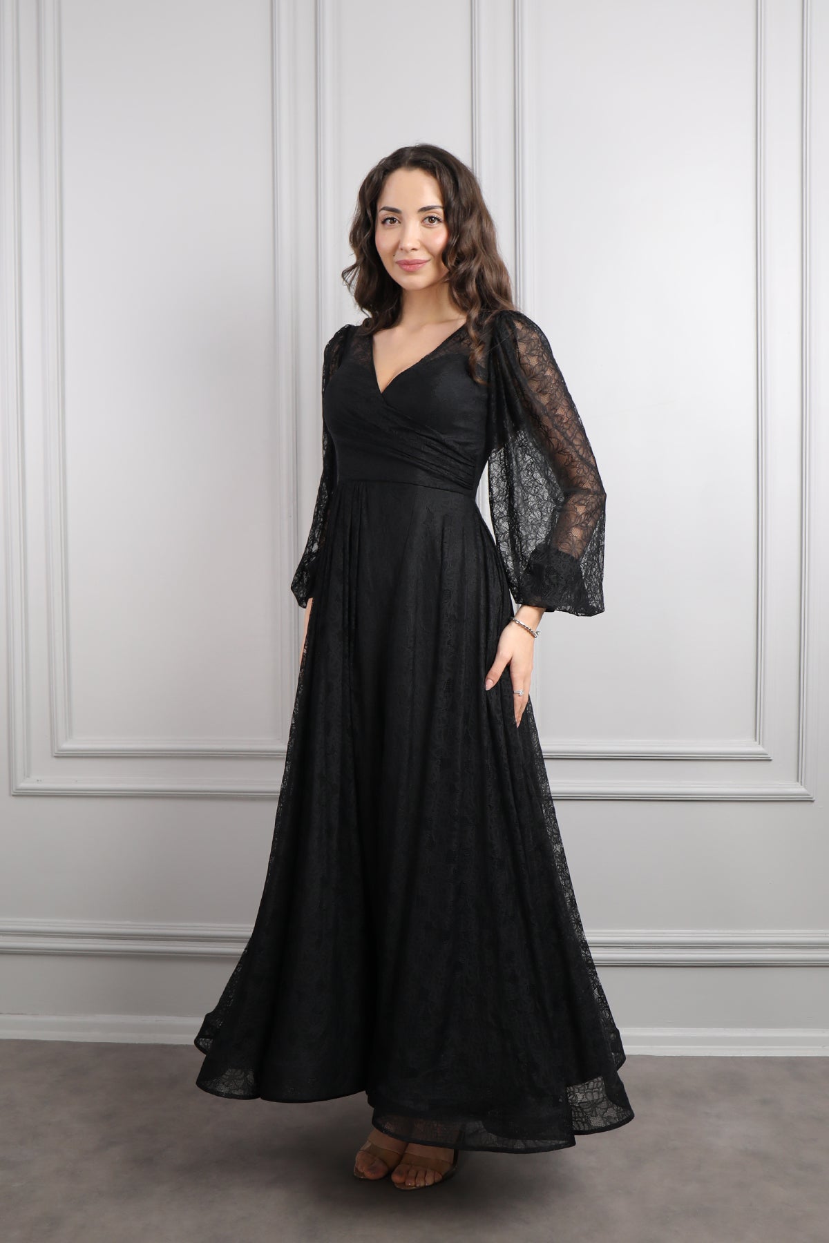 فستان سهرة دانتيل بياقة مثلثة واكمام واسعة مقاس كبير -اسود