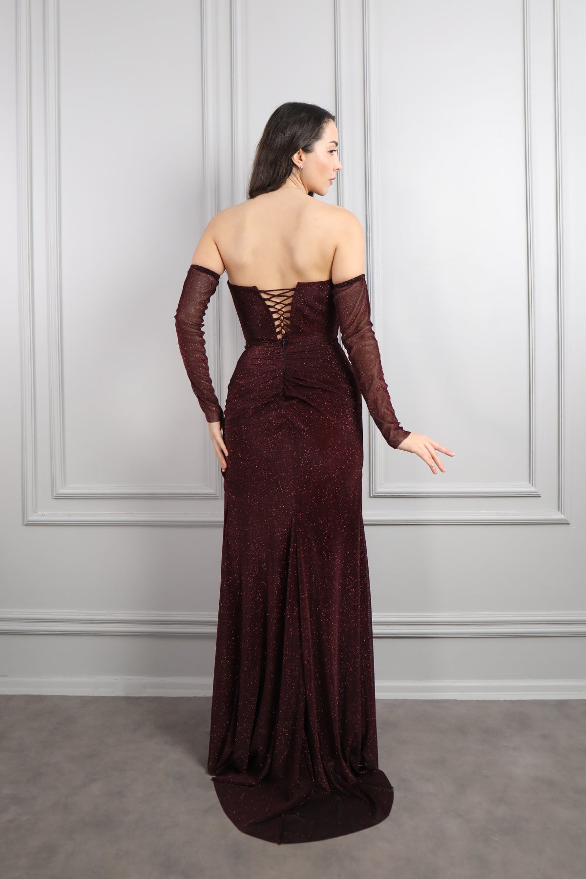 فستان سهرة لامع بتصميم سترابلس مزين بالورود مع اكمام متحركة -عودي