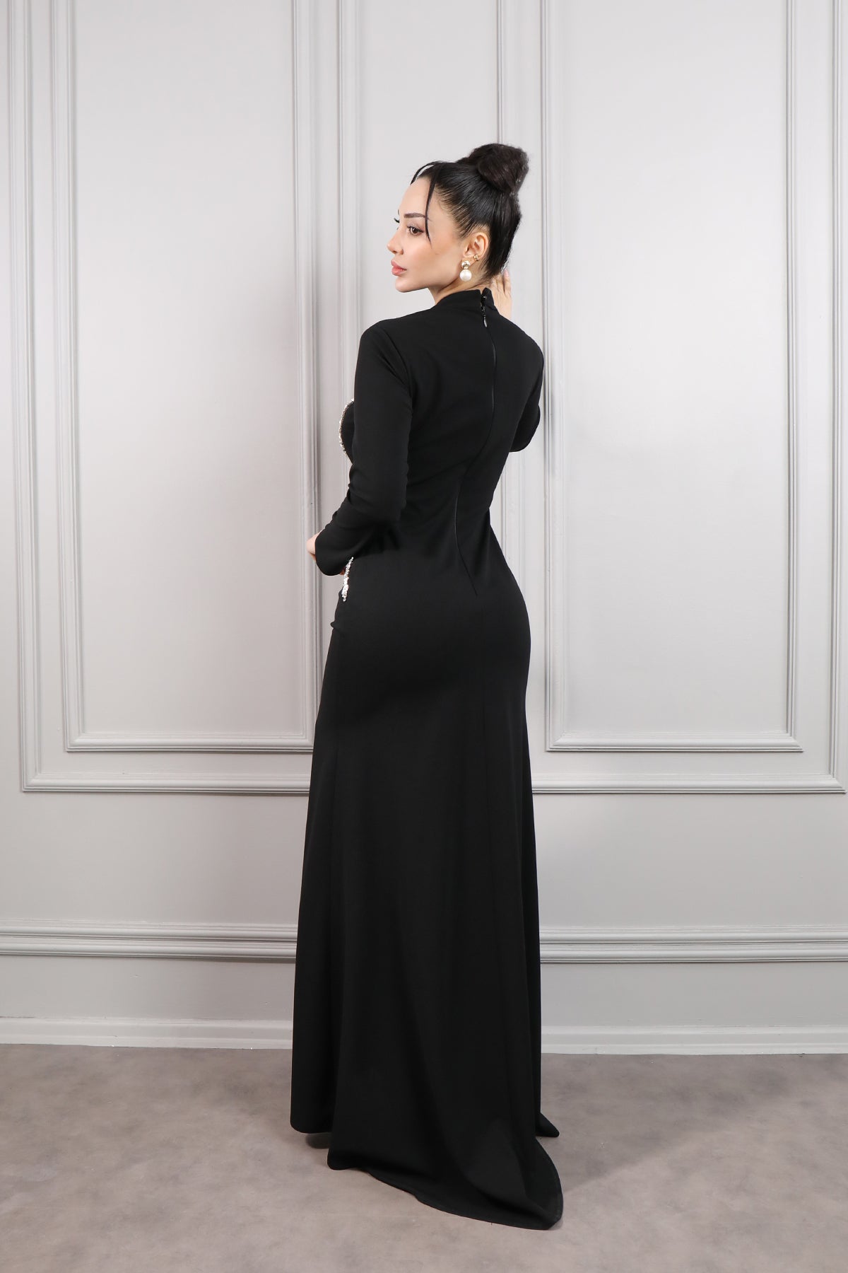 فستان سهرة خناقي مزين بالكريستالات بفتحة جانبية -اسود