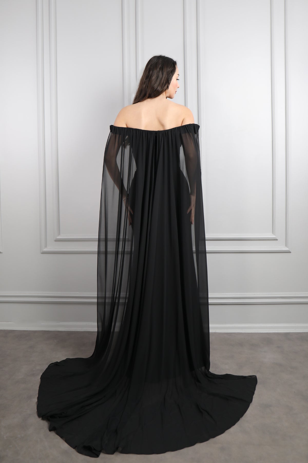 فستان سهرة مزين بتطريزات خرزية وتصميم مكشوف الاكتاف بكايب طويل-اسود