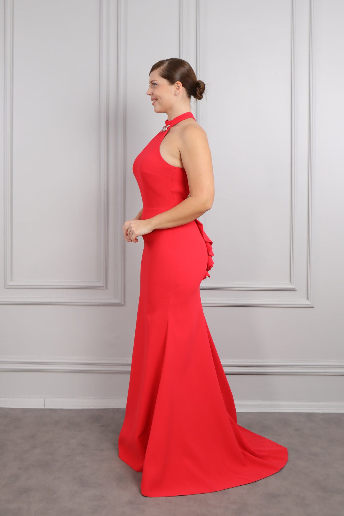 فستان سهرة بحمالة عنق مزين بتطريز حجري مع تفاصيل زهور في الجهة الخلفية مقاس كبير -احمر