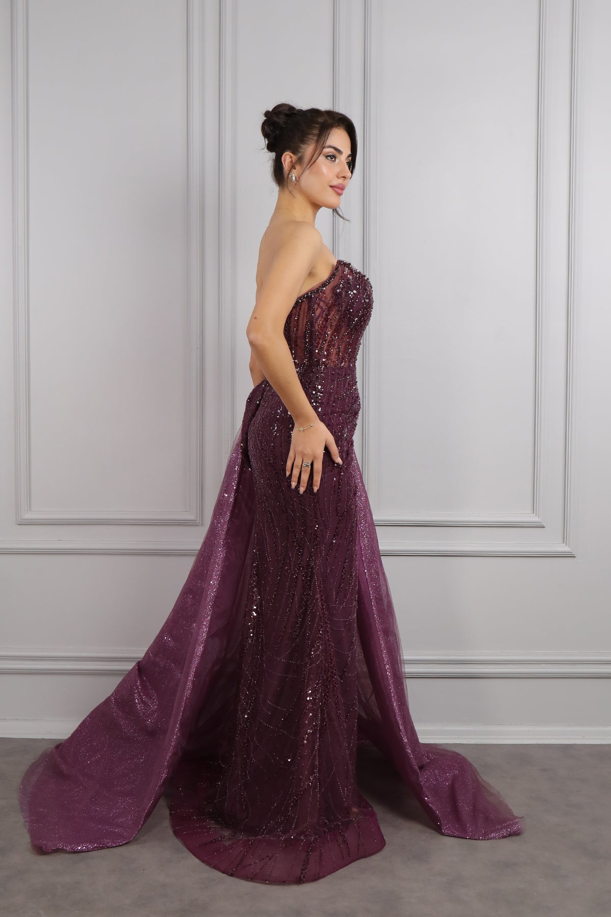 فستان سهرة سترابلس مطرز بالكريستالات من " المجموعة الخاصة" -عودي