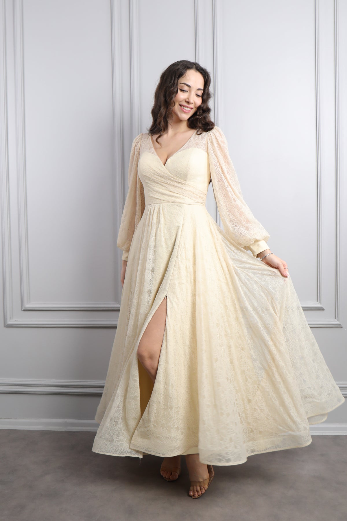 فستان سهرة دانتيل بياقة مثلثة واكمام واسعة مقاس كبير -بيج