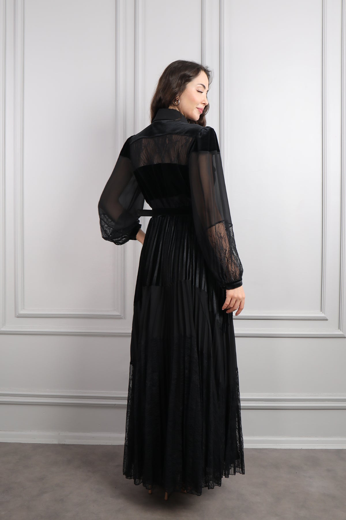 فستان بياقة قميص بتفاصيل مخملية وتطريزات خرزية مقاس كبير -اسود