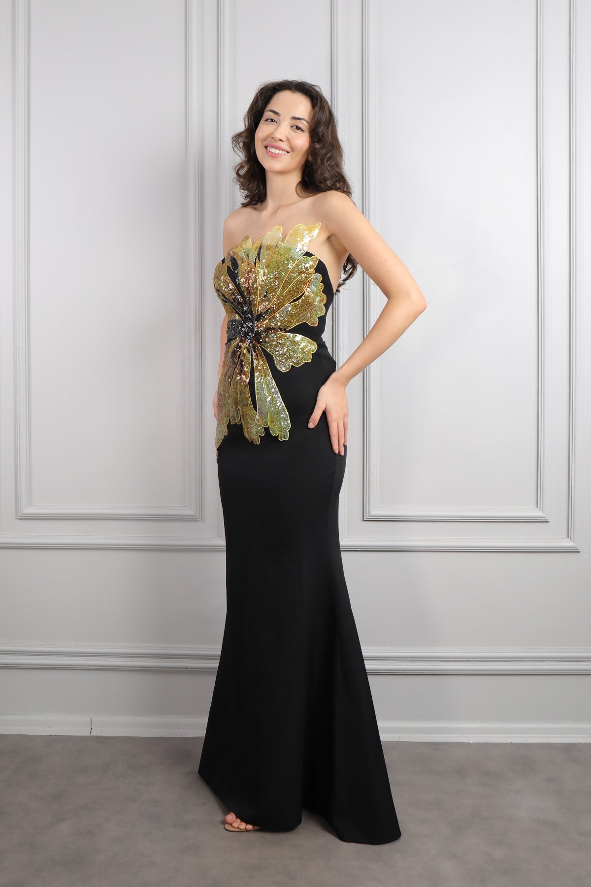 فستان سهرة سترابلس بزينة وردة امامية -اسود