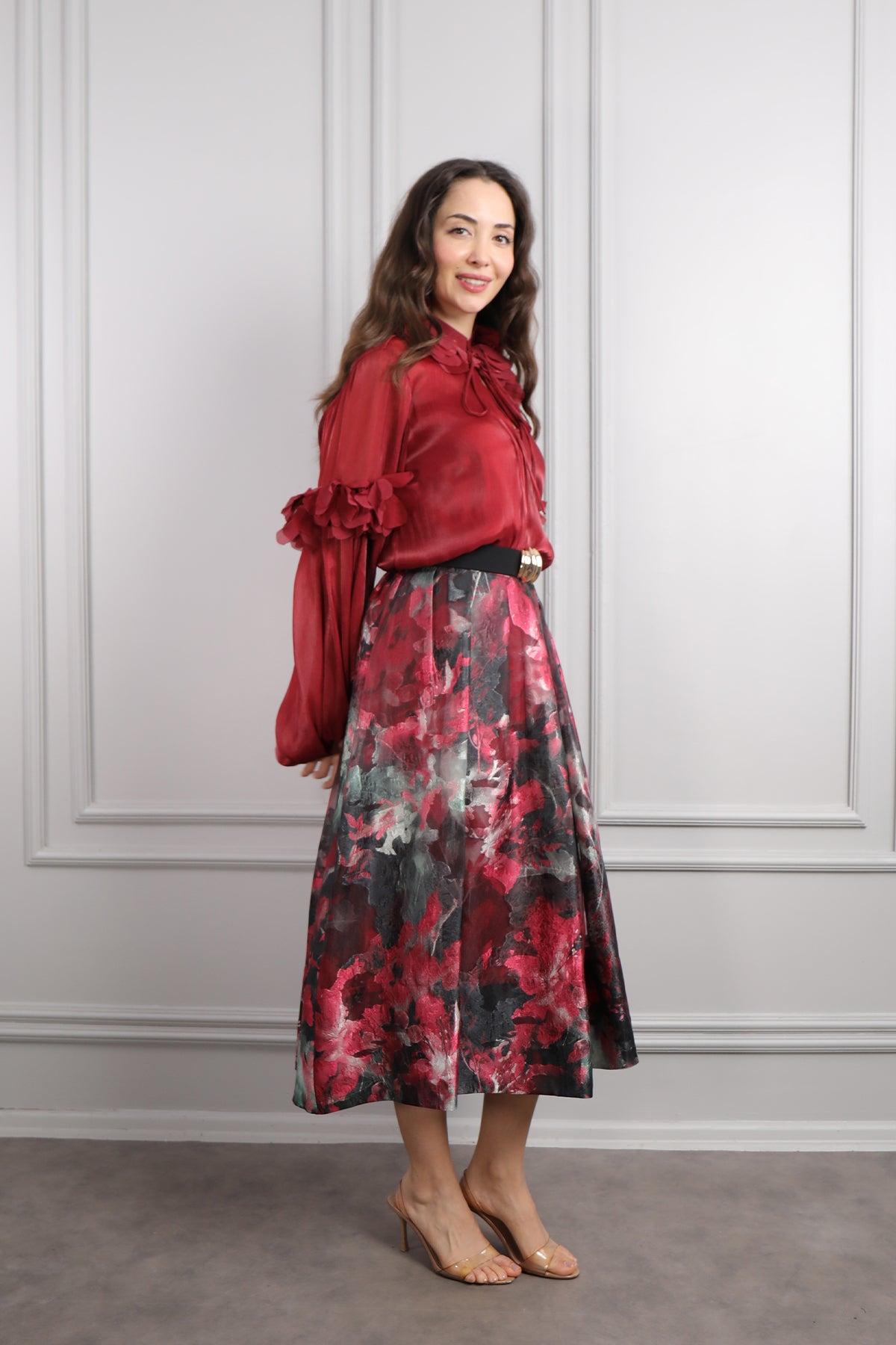 طقم تنورة وبلوزة بزينة ورود وحزام عالخصر -عودي