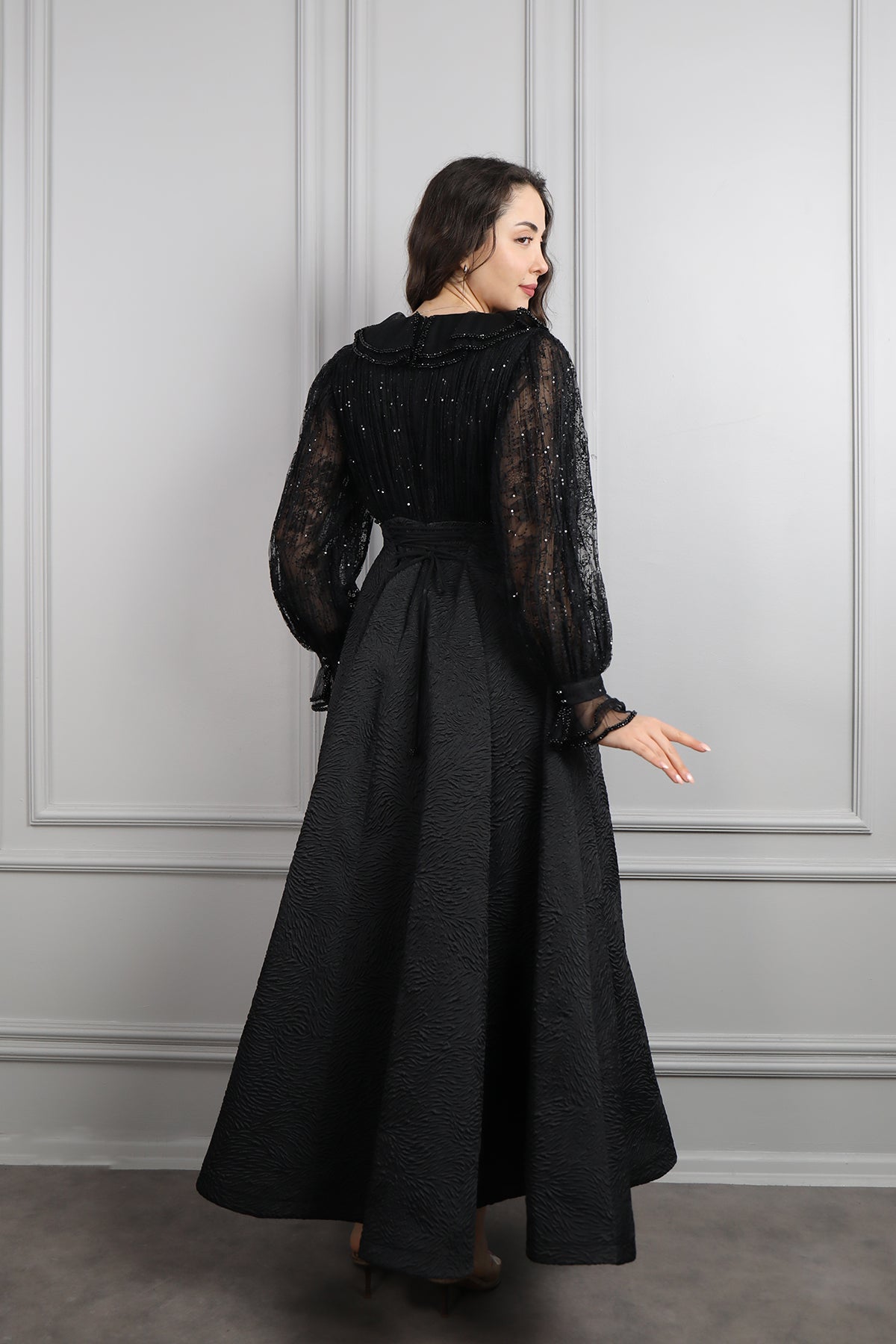 فستان بتفاصيل دانتيل وياقة اطفال بتطريزات خرزية -اسود