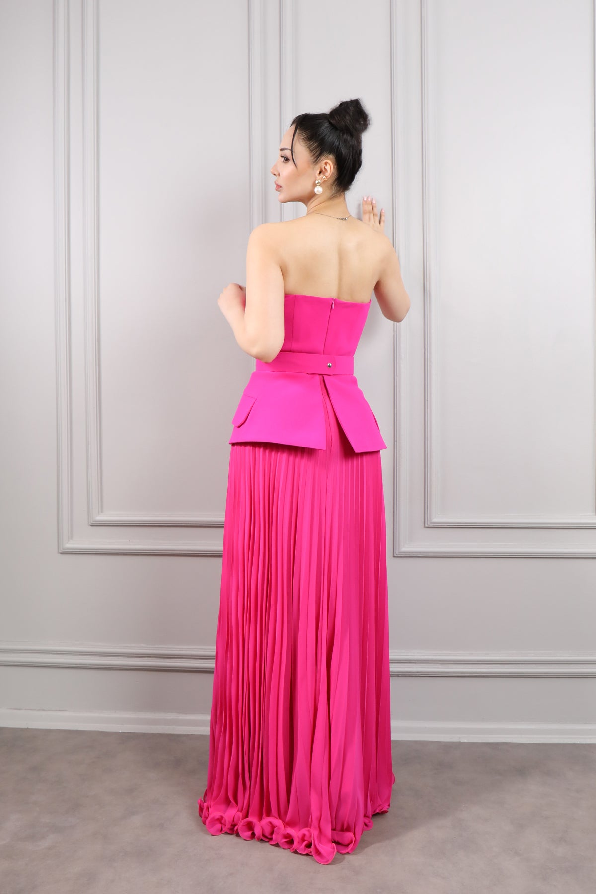 فستان سهرة سترابلس بحزام مطرز بالكريستالات وتنورة مكسرة -فوشي