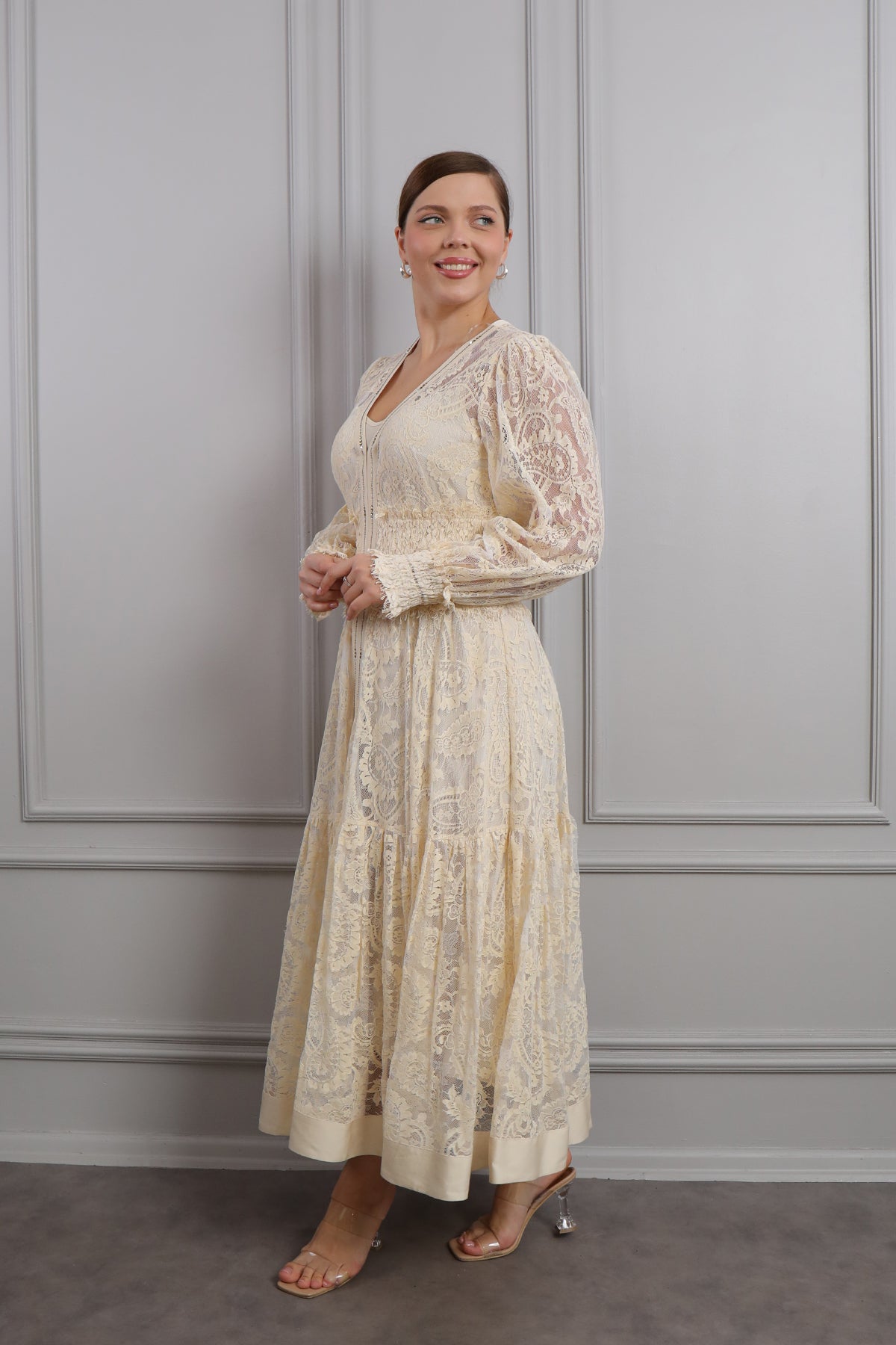 فستان ميدي بياقة شكل مثلث بتفاصيل دانتيل وفصوص مقاس كبير -سكري