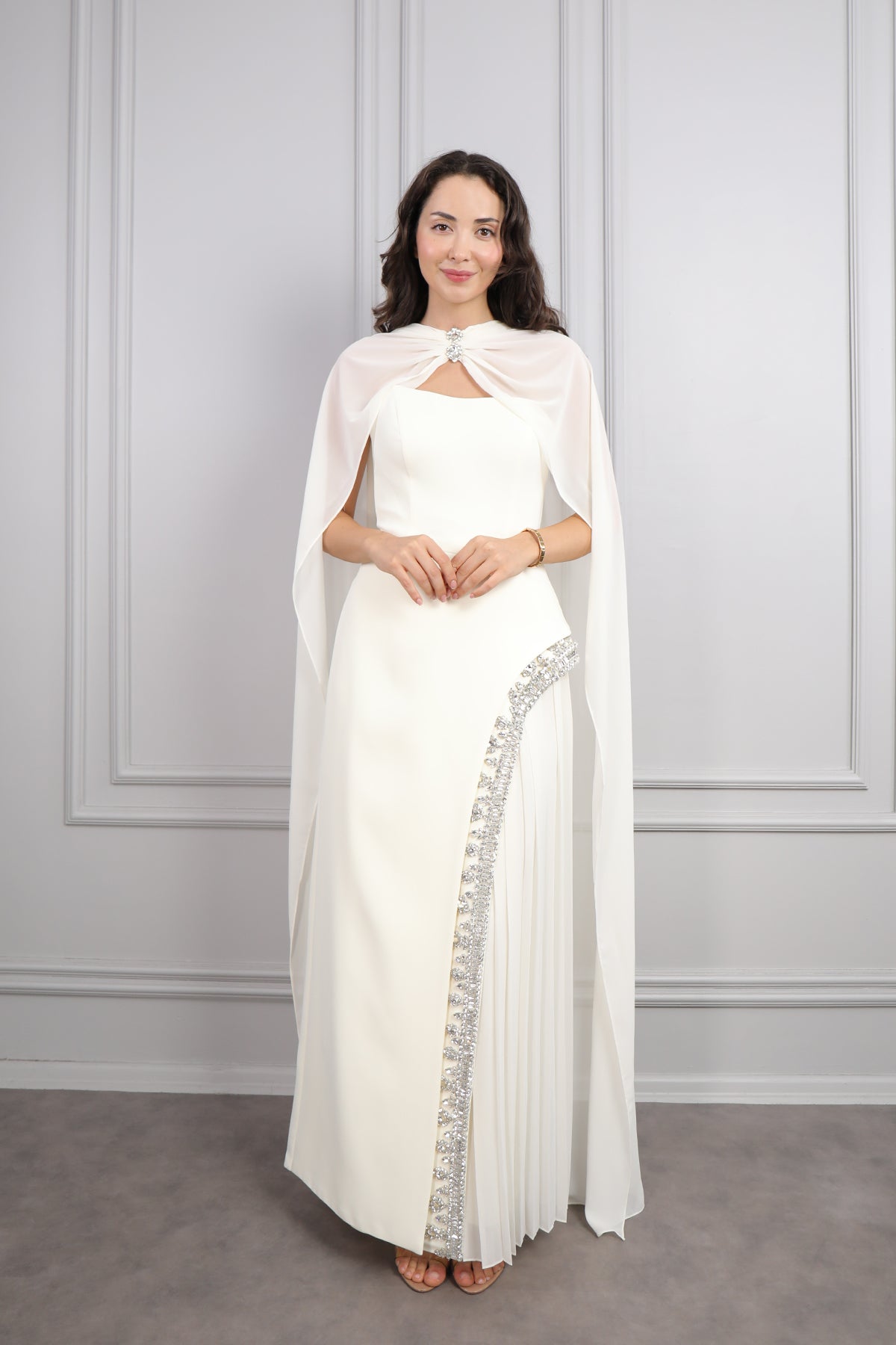 فستان سهرة سترابلس بتطريزات كريستالية و وشاح في العنق -سكري