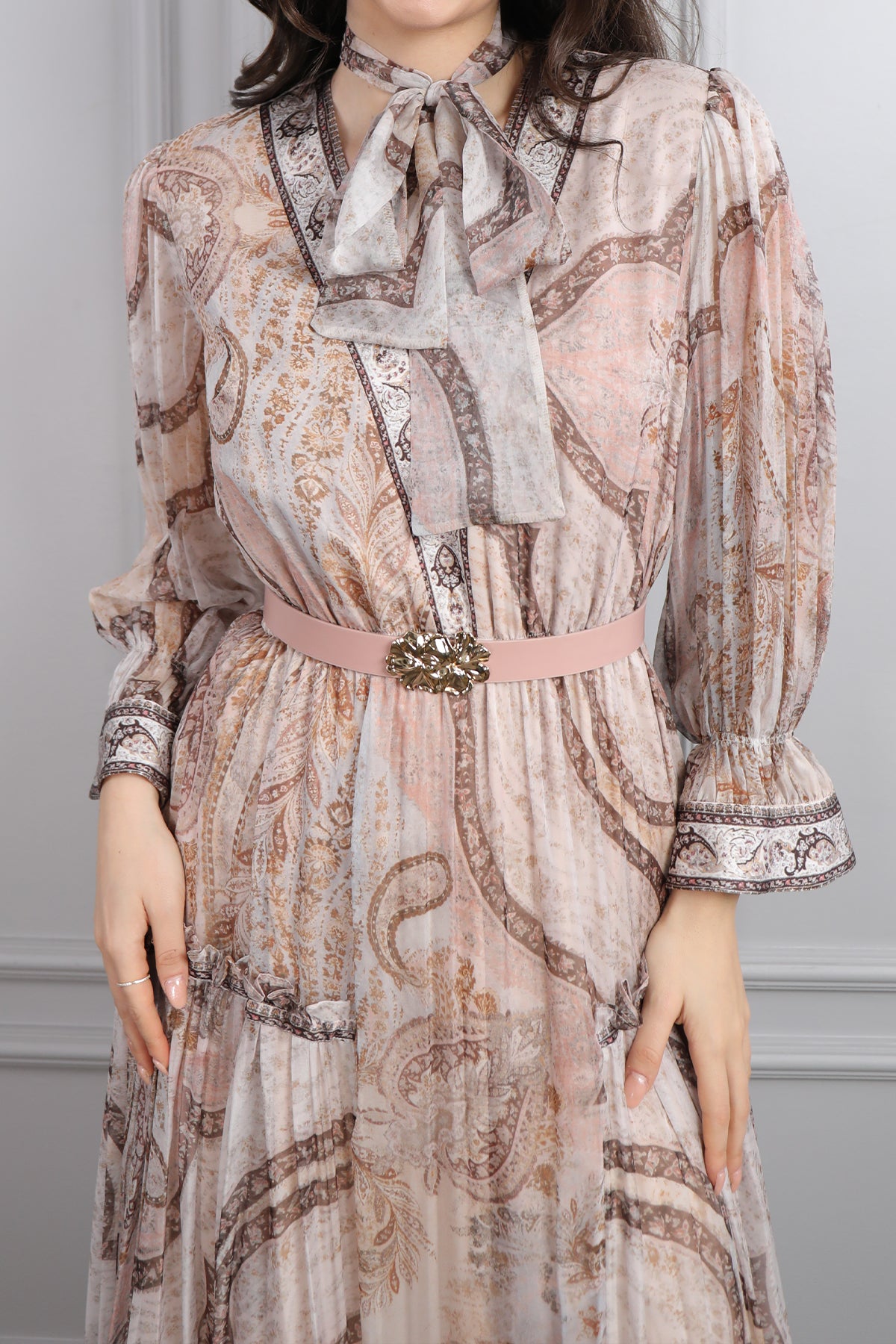 فستان شيفون بتفاصيل كشكشة وياقة تنربط مع حزام عالخصر -بني