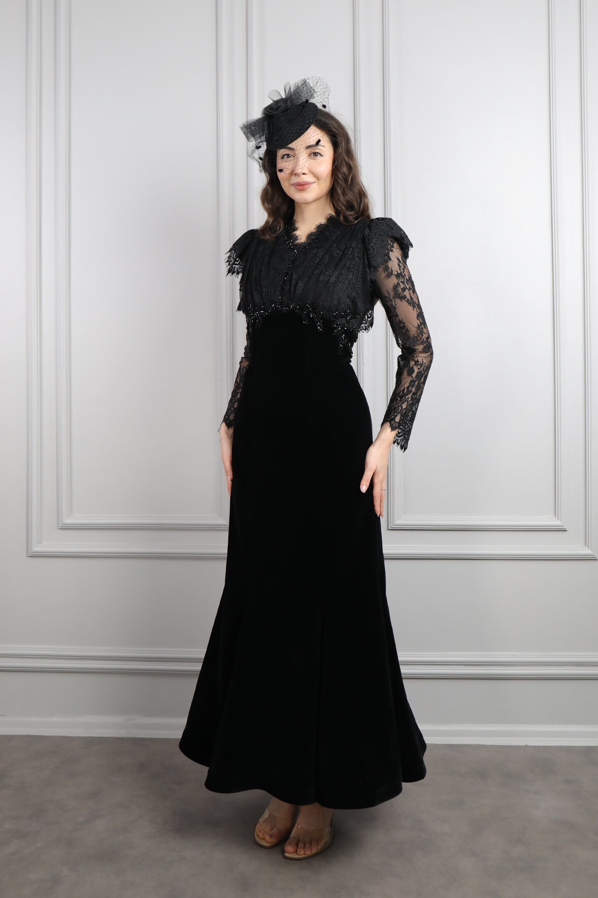 فستان مخملي بتفاصيل دانتيل واكمام شفافة مزين بالخرز مع اكسسوار للشعر -اسود