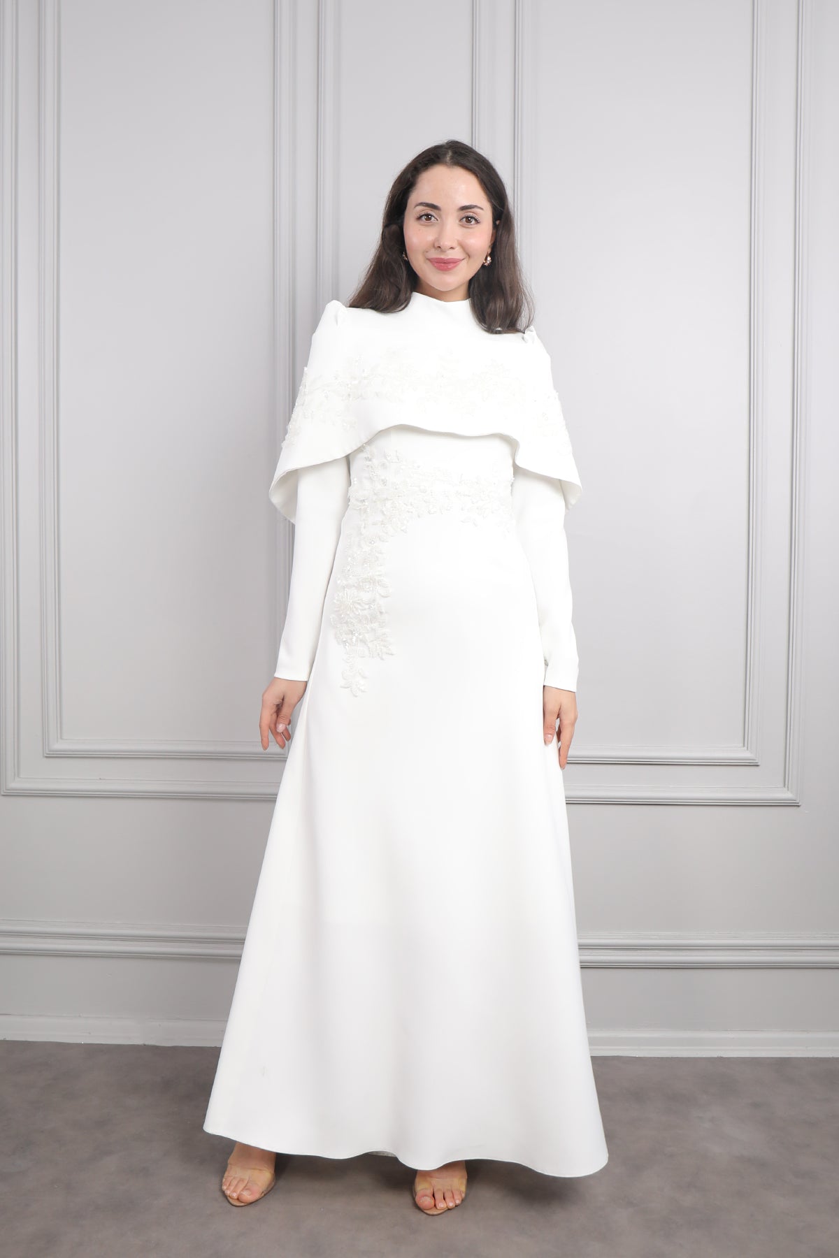 فستان سهرة للمحجبات بطبقة عالاكتاف وتطريزات خرزية -ابيض