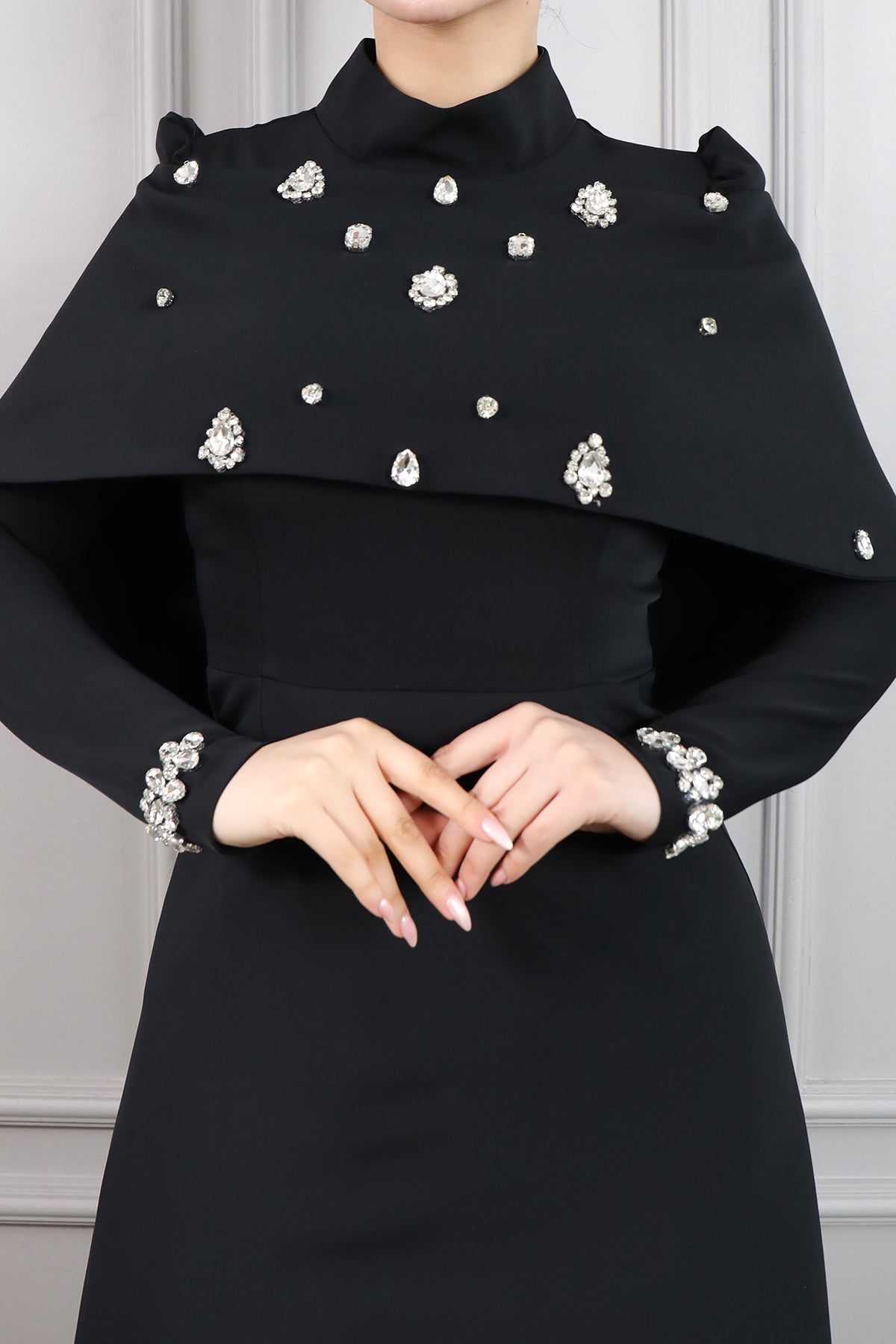 فستان سهرة خناقي للمحجبات بتطريزات كريستالية -اسود