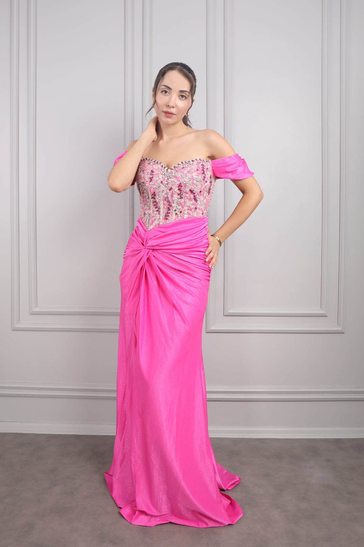 فستان سهرة مكشوف الاكتاف مطرز بالكريستالات مع تفصيل عقدة -فوشي