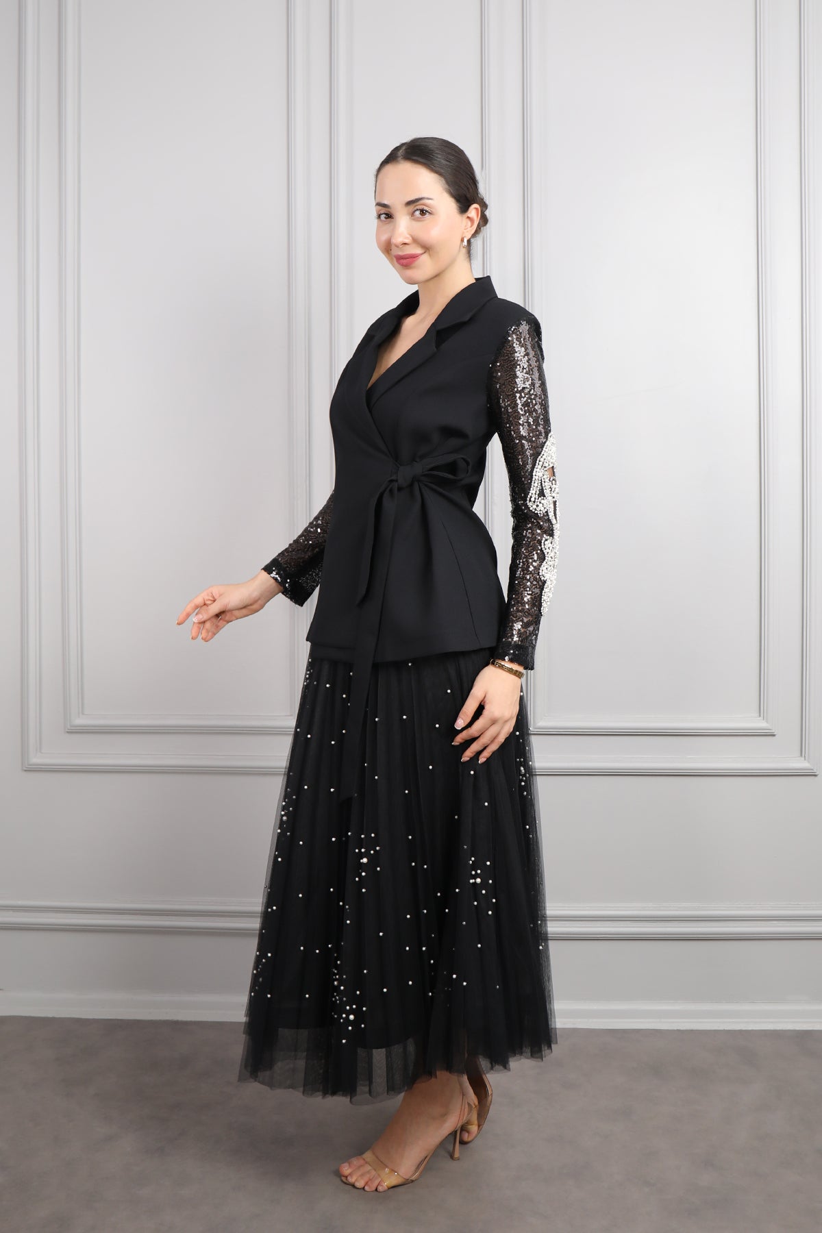 طقم تنورة مزينة باللؤلؤ وجاكيت باكمام لامعة مطرزة بالترتر واللؤلؤ -اسود