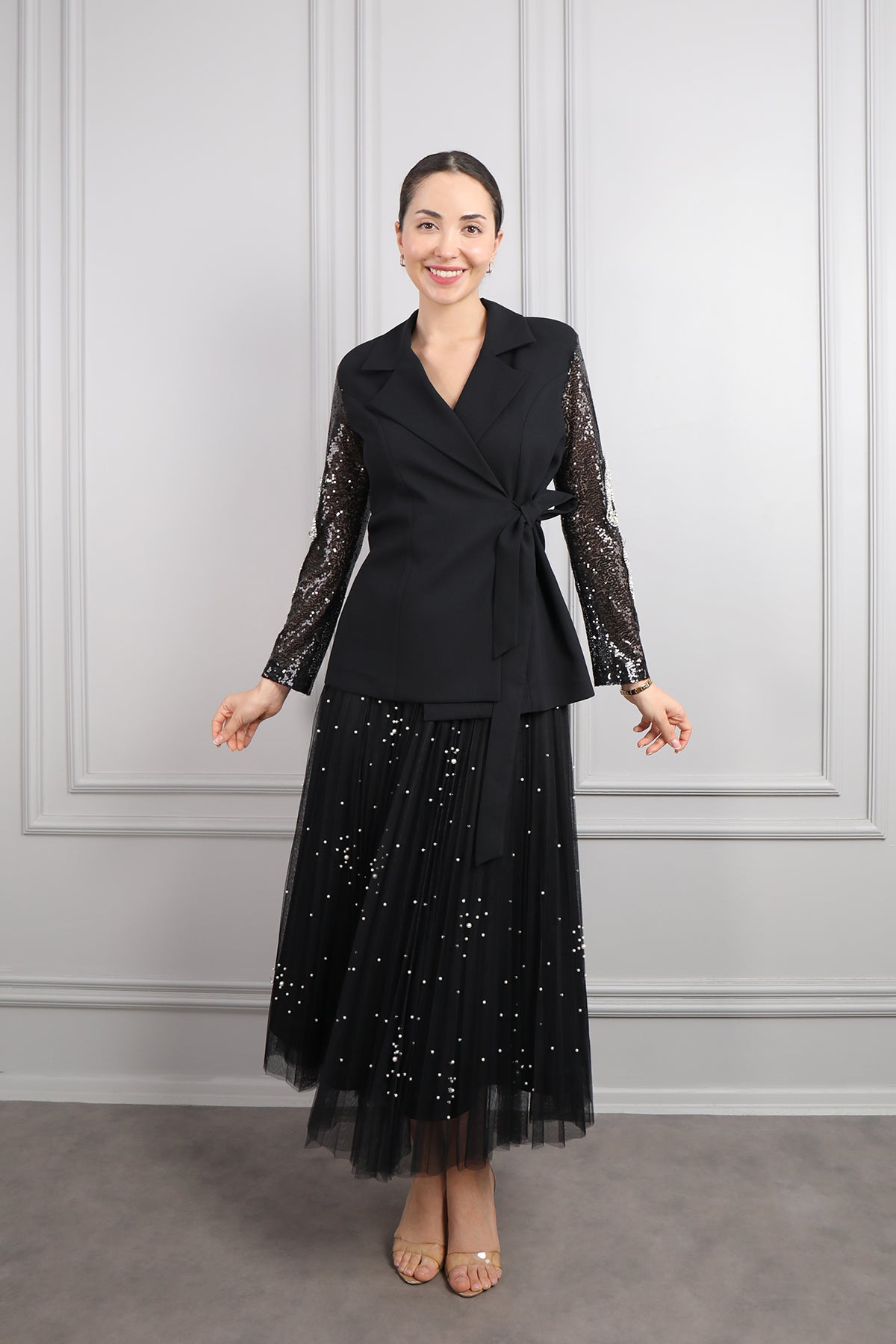 طقم تنورة مزينة باللؤلؤ وجاكيت باكمام لامعة مطرزة بالترتر واللؤلؤ -اسود