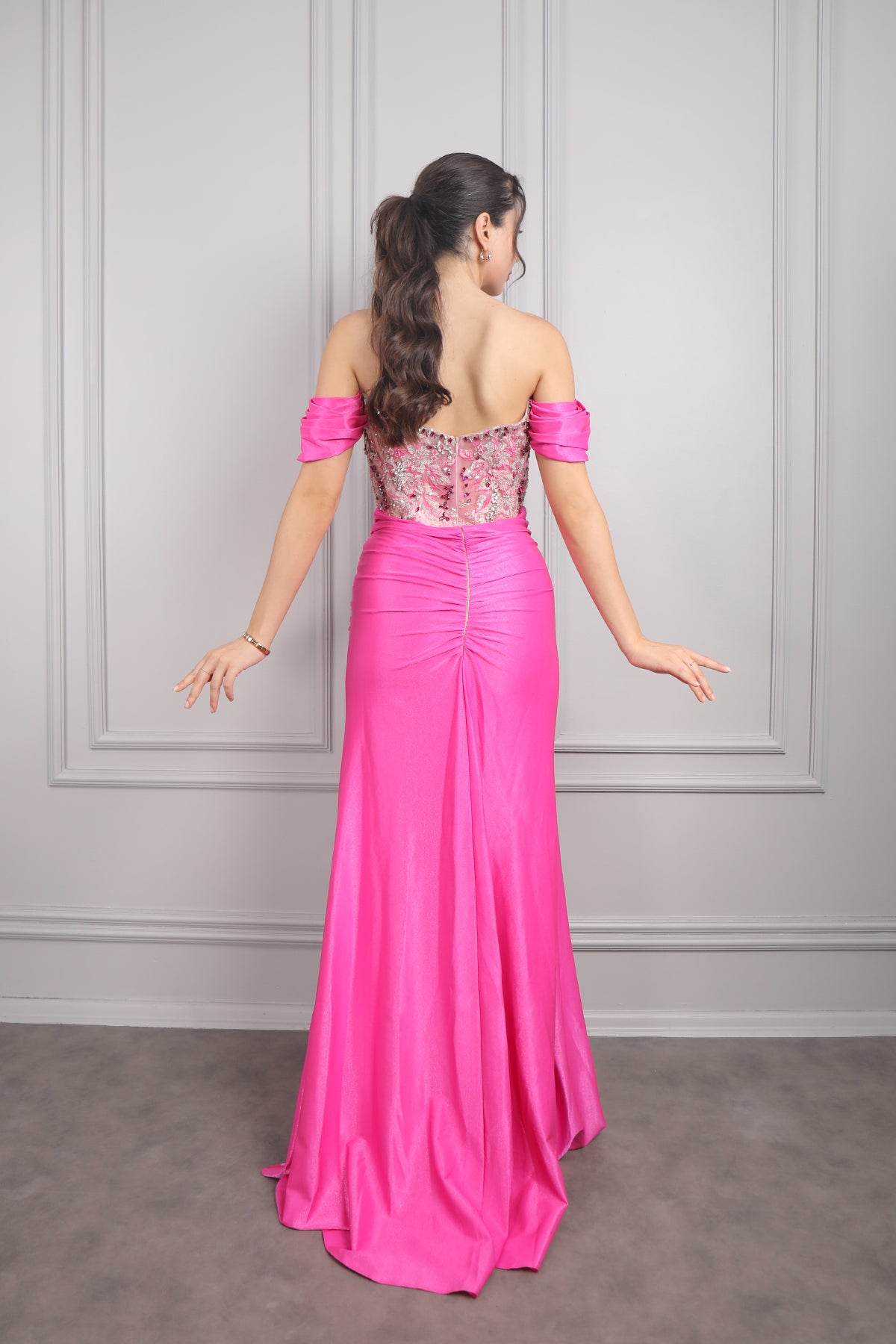 فستان سهرة مكشوف الاكتاف مطرز بالكريستالات مع تفصيل عقدة -فوشي