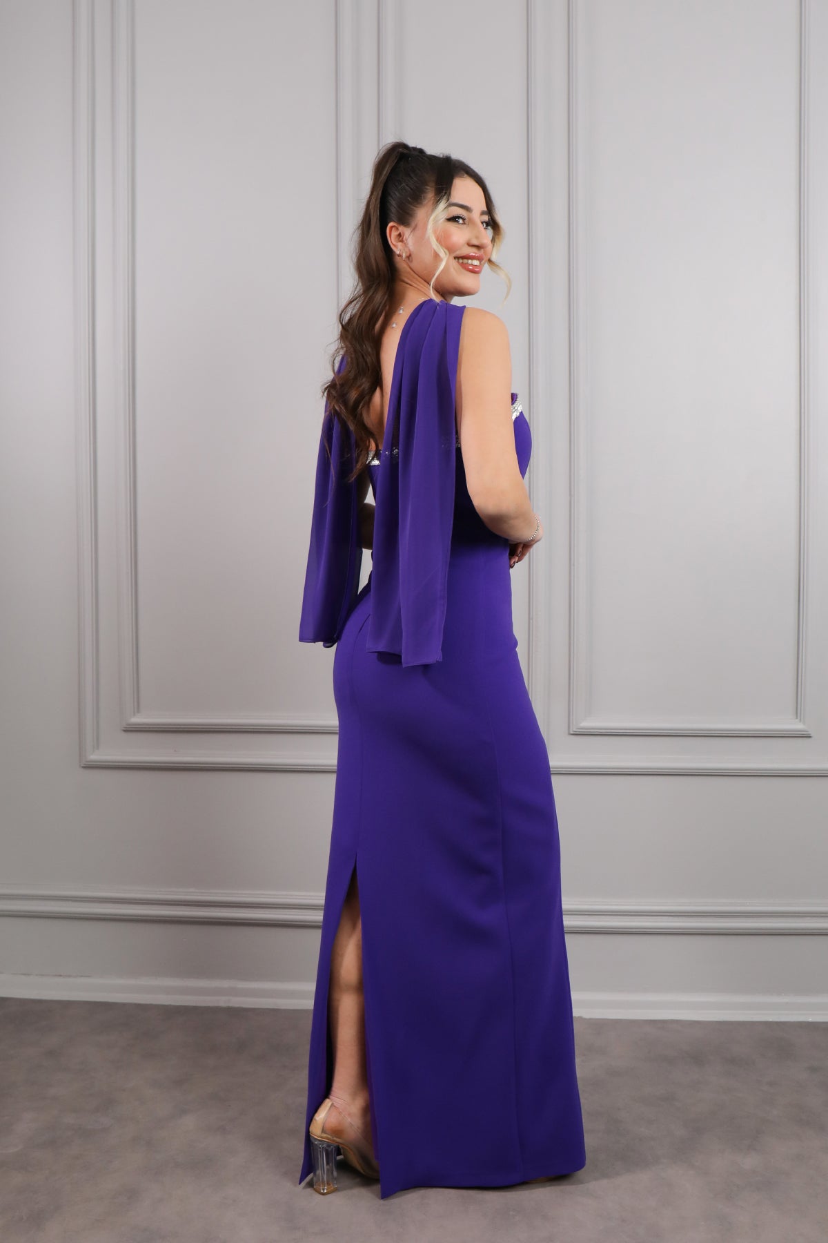 فستان سهرة سترابلس بفتحة في الصدر مزينة بالكريستالات مع اكسسوار عالعنق -موفي