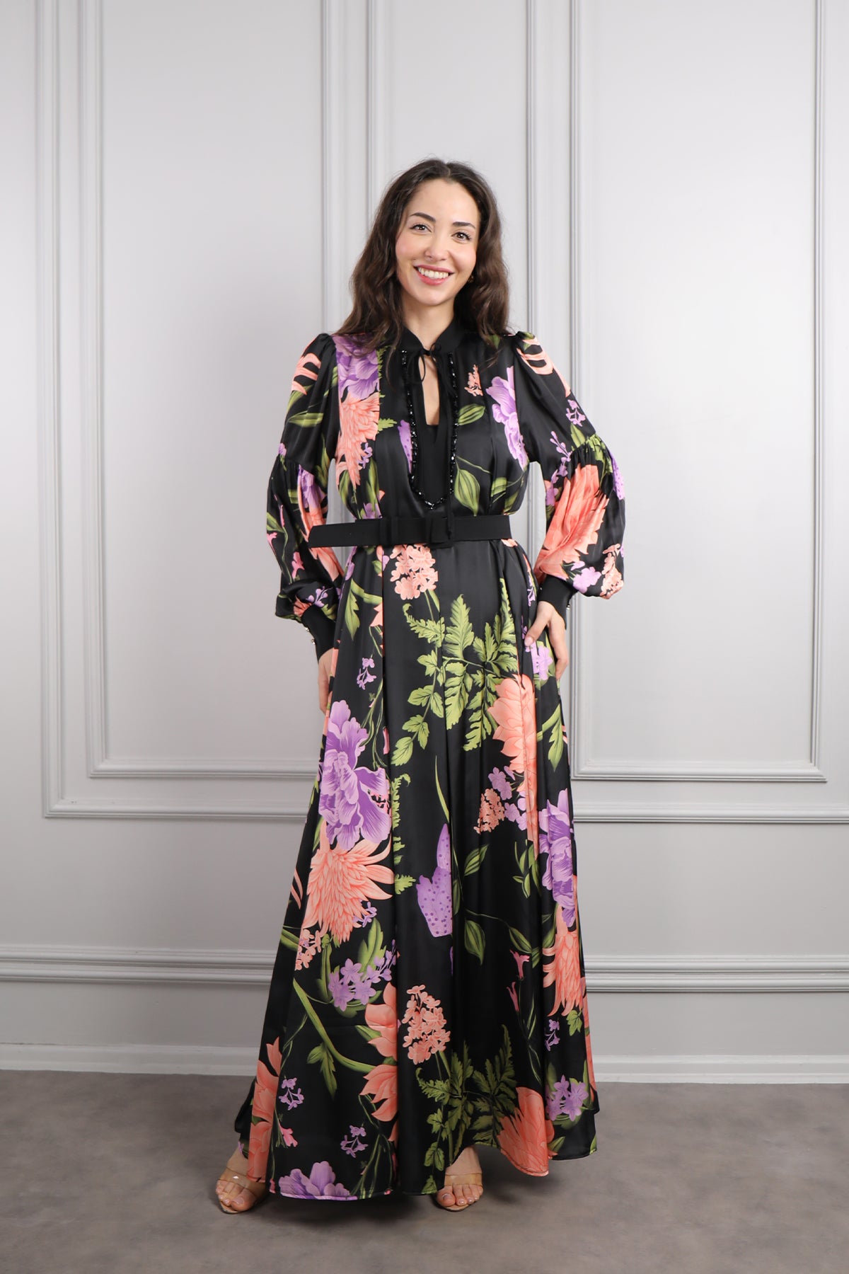 فستان بنقشات زهور وتفاصيل خرزية مقاس كبير -اسود