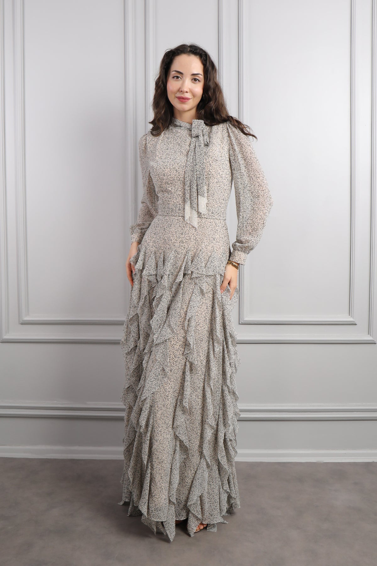 فستان شيفون منقط بكشكشة عالتنورة -بيج