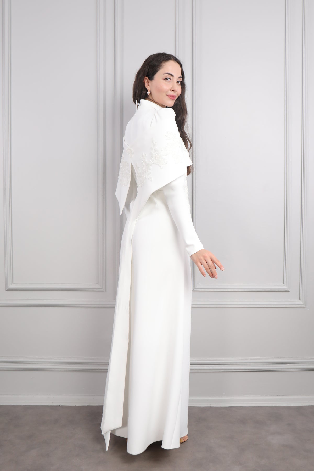 فستان سهرة للمحجبات بطبقة عالاكتاف وتطريزات خرزية -ابيض